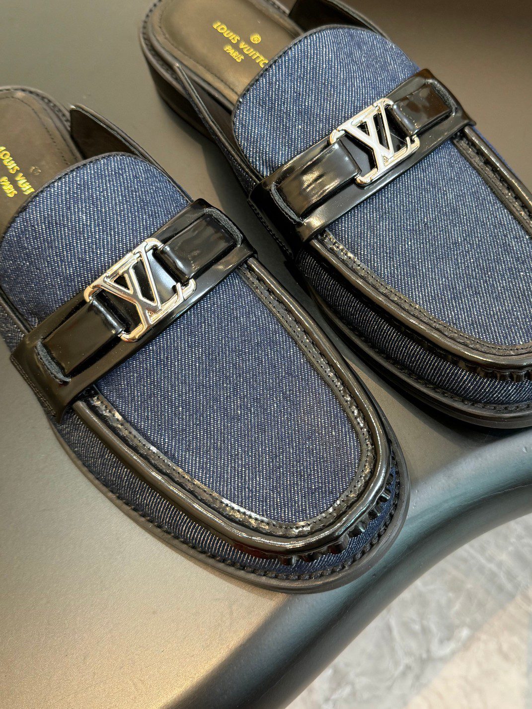 LV LOAFER