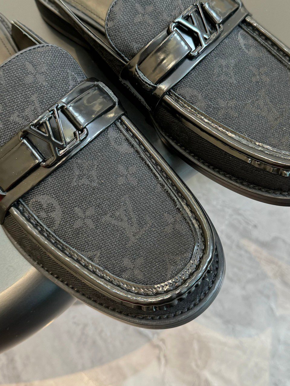 LV LOAFER
