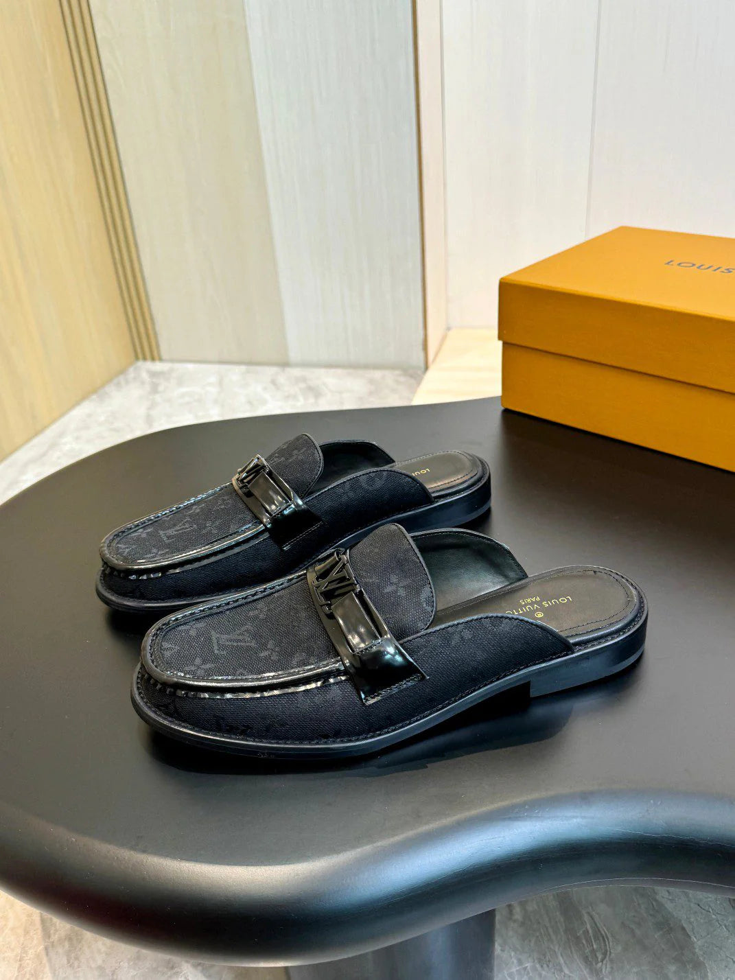 LV LOAFER