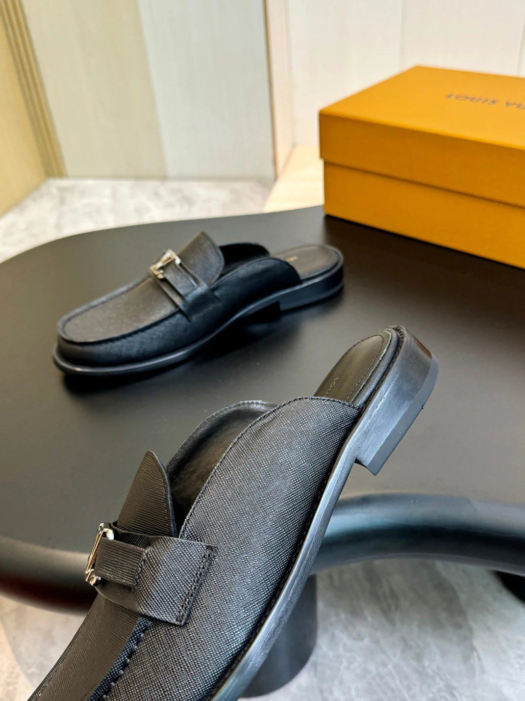 LV LOAFER