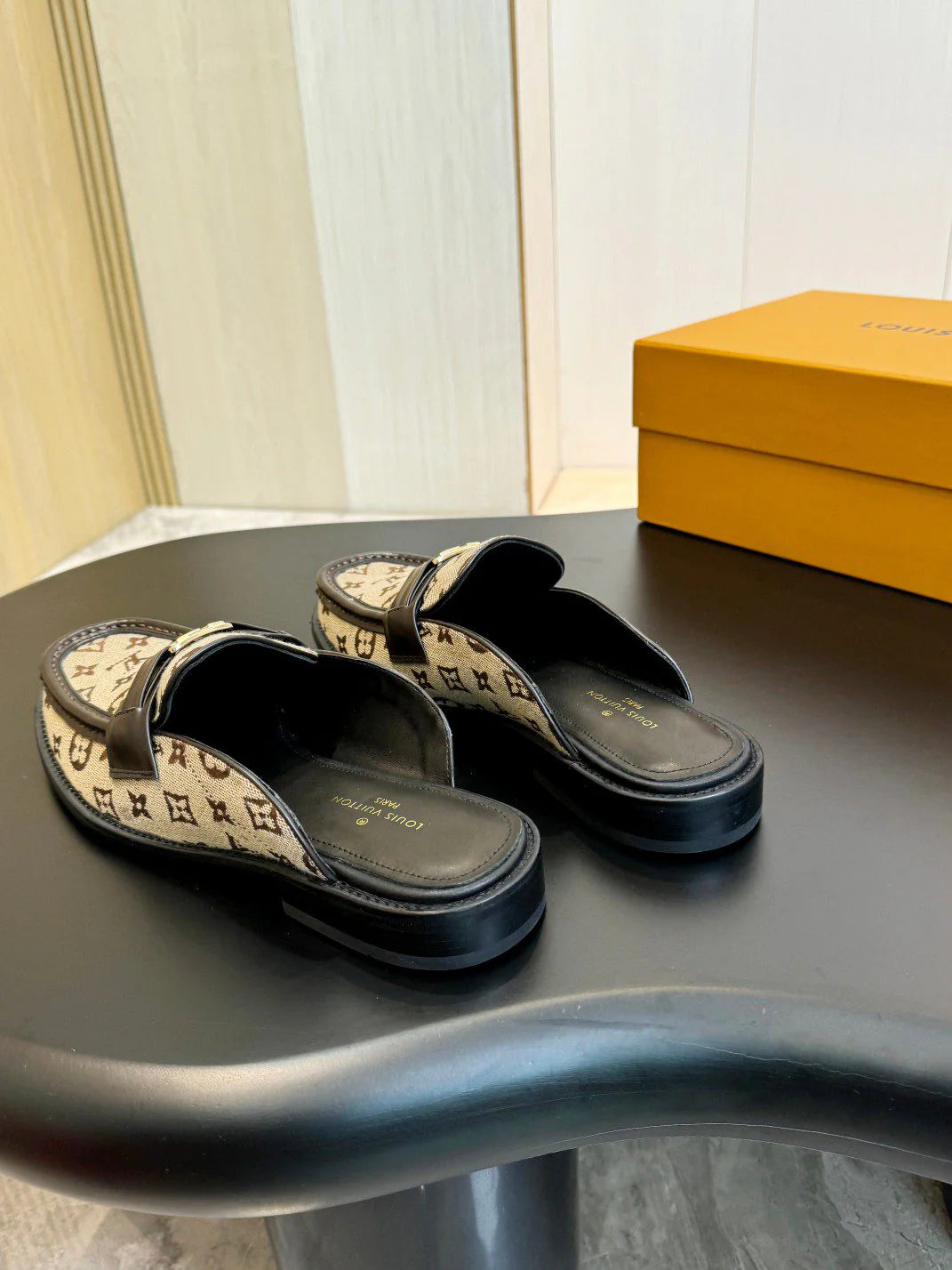 LV LOAFER