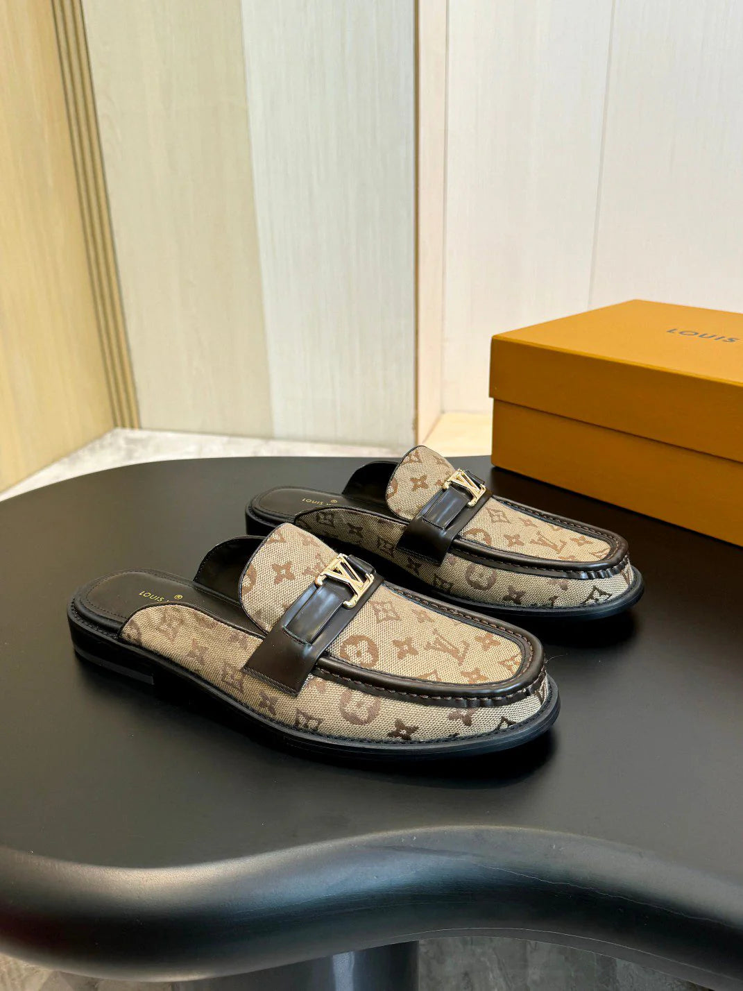LV LOAFER