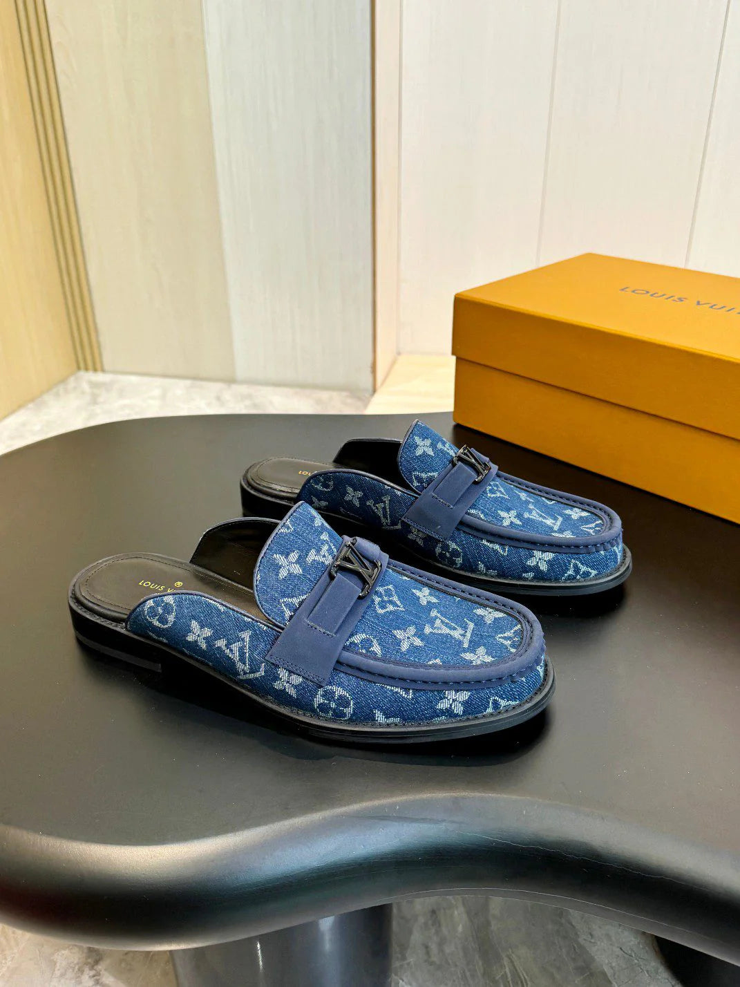 LV LOAFER