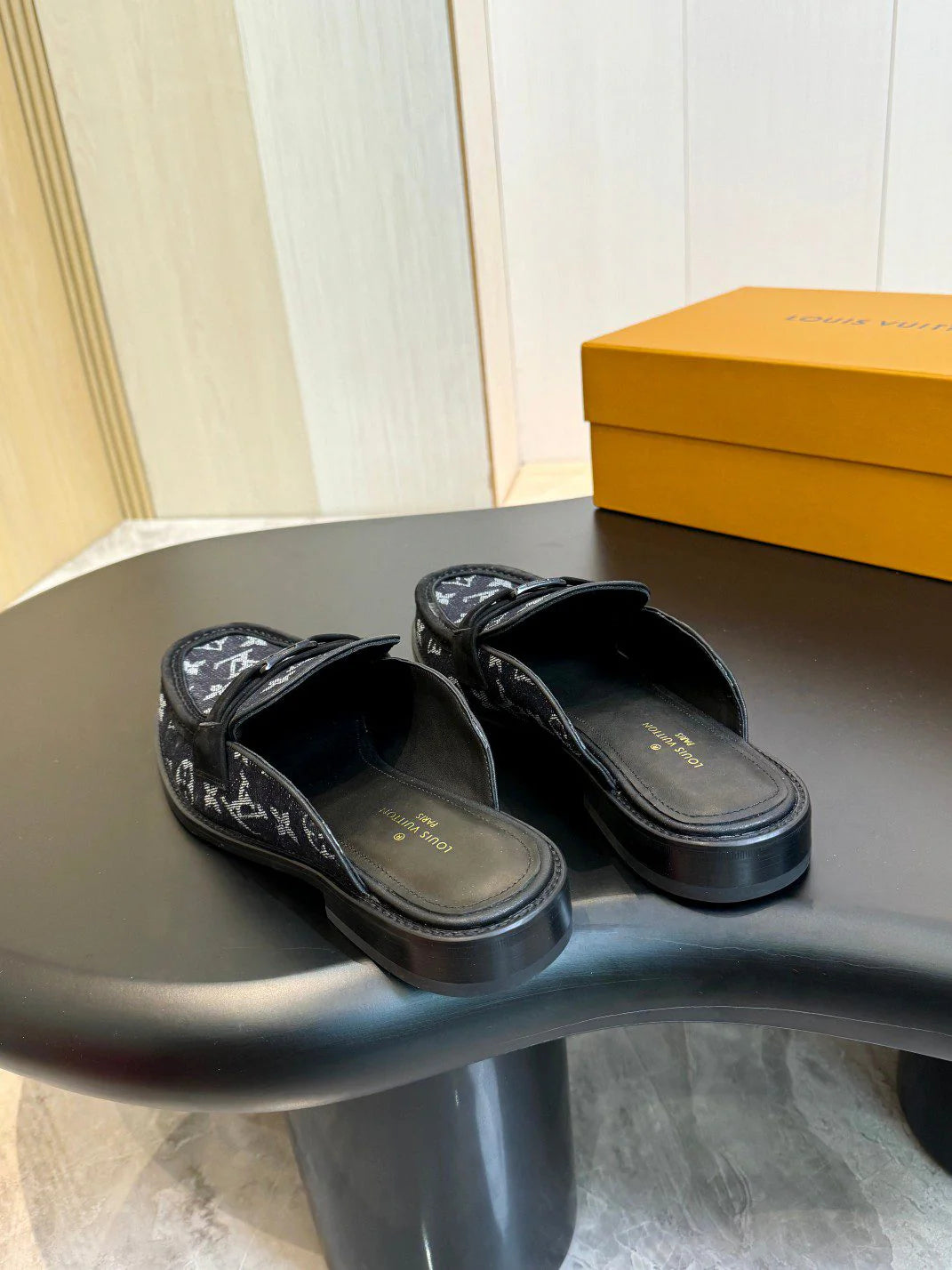 LV LOAFER