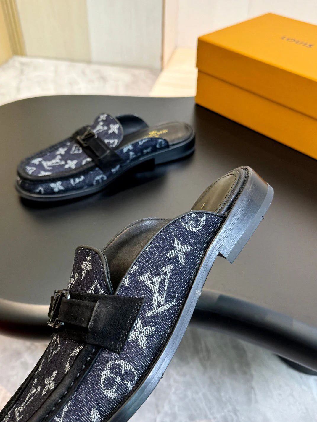 LV LOAFER