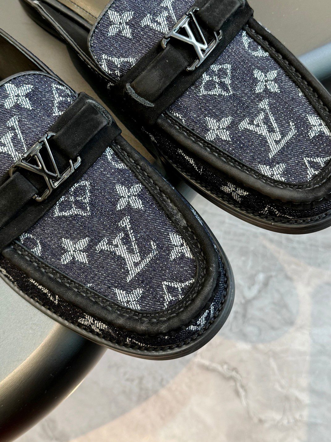 LV LOAFER