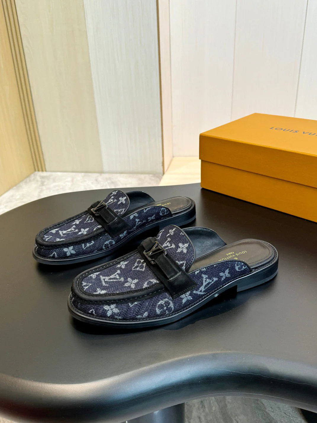 LV LOAFER