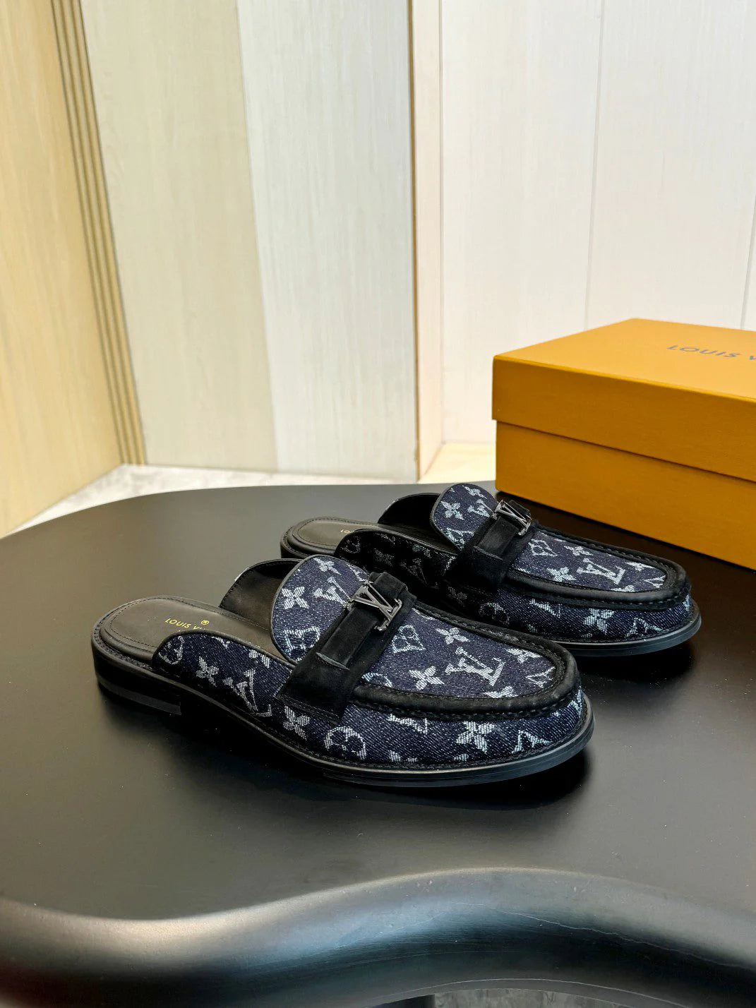 LV LOAFER