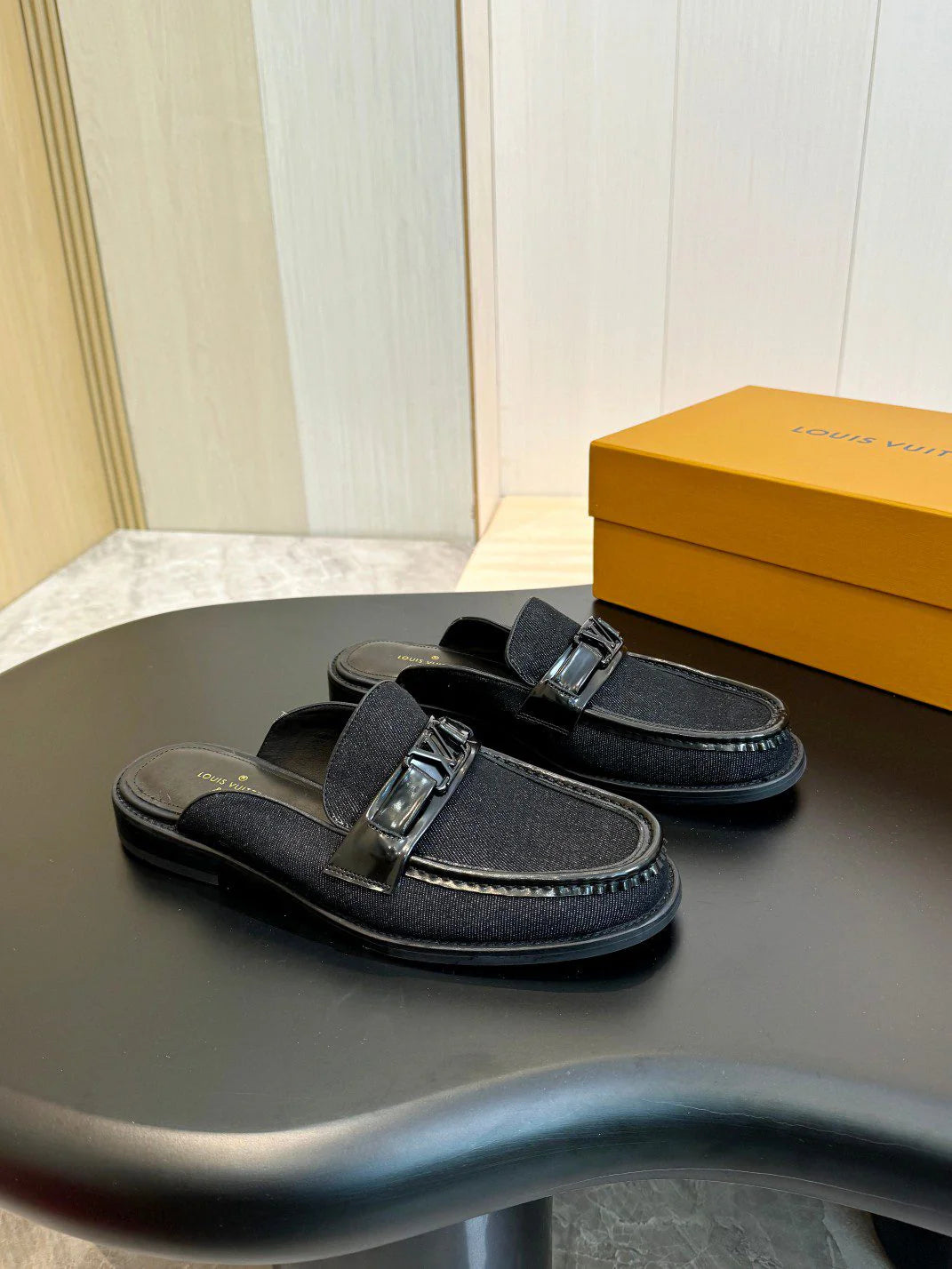LV LOAFER