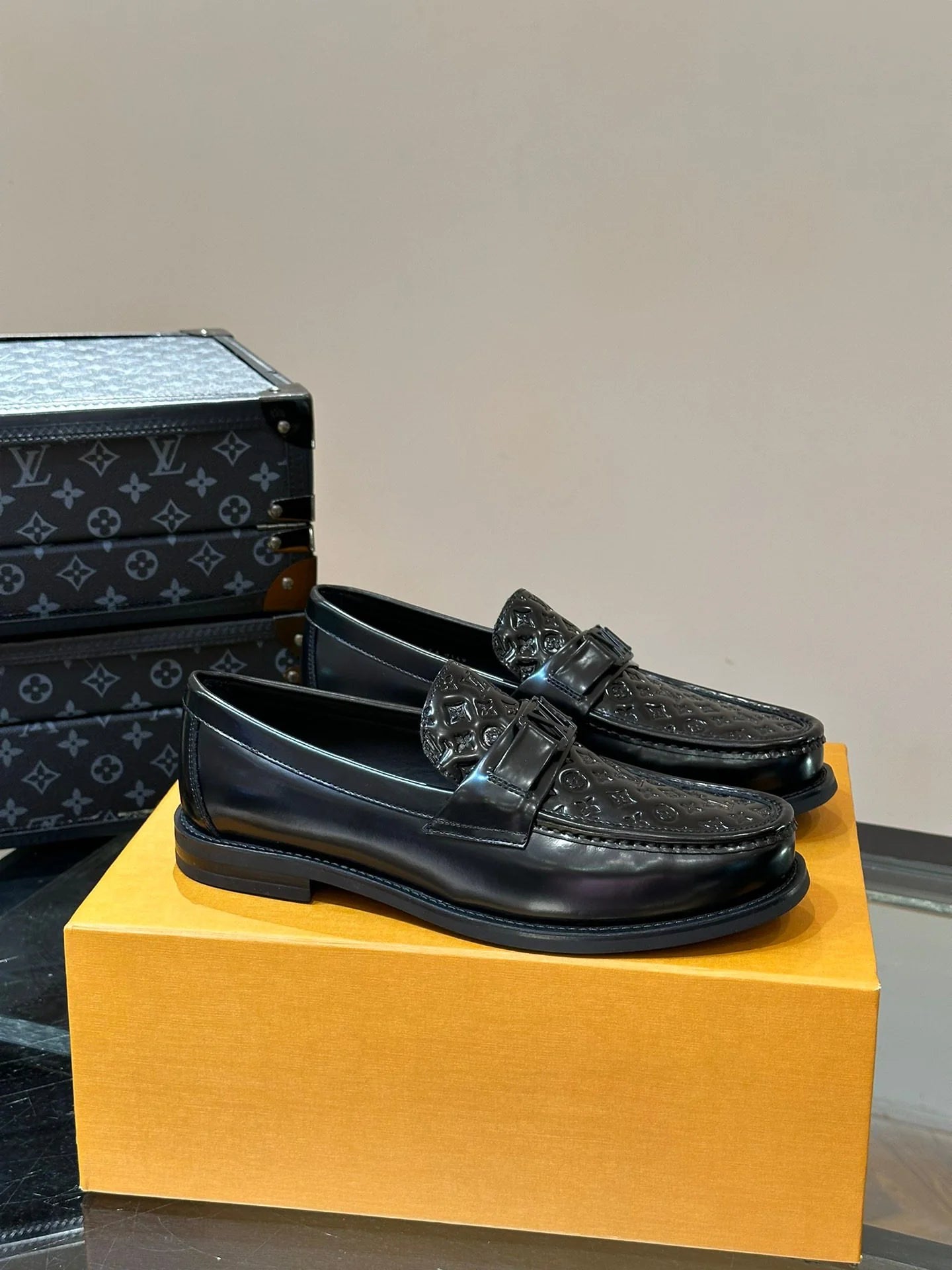 LV LOAFER