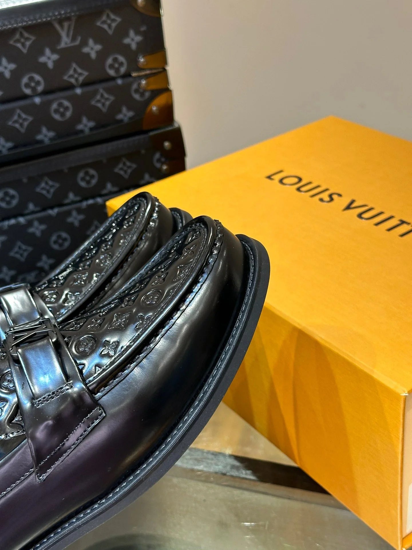 LV LOAFER
