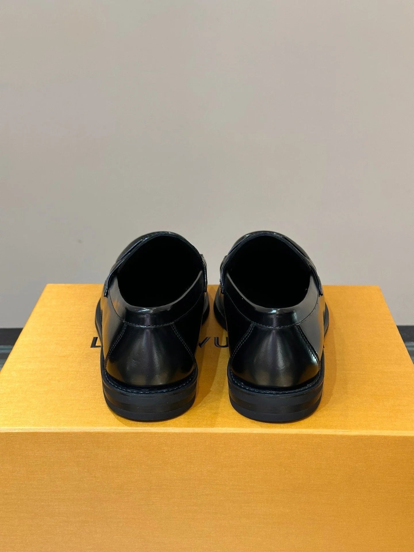 LV LOAFER
