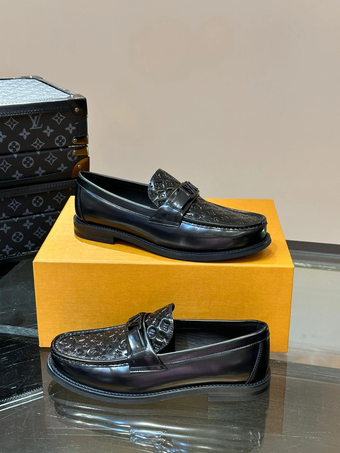 LV LOAFER