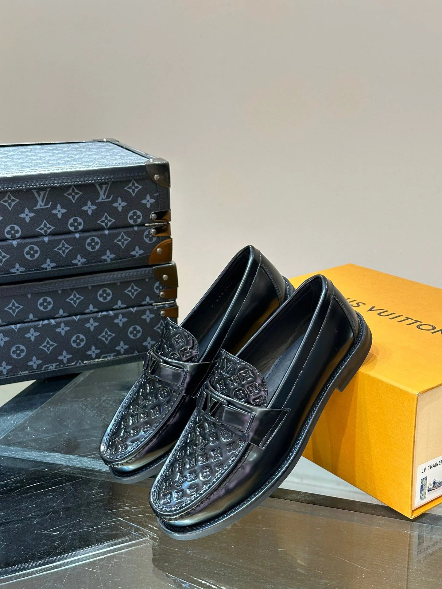 LV LOAFER