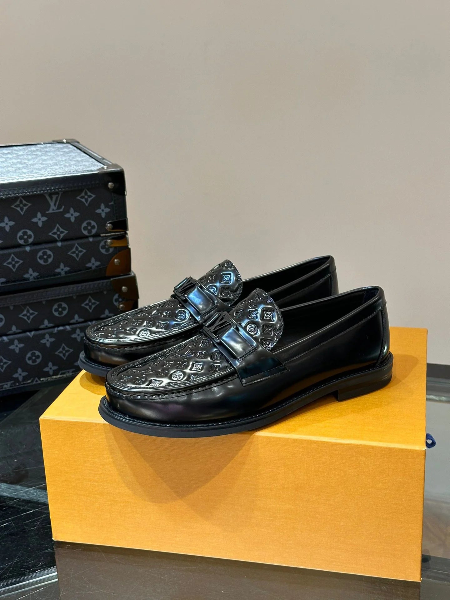 LV LOAFER