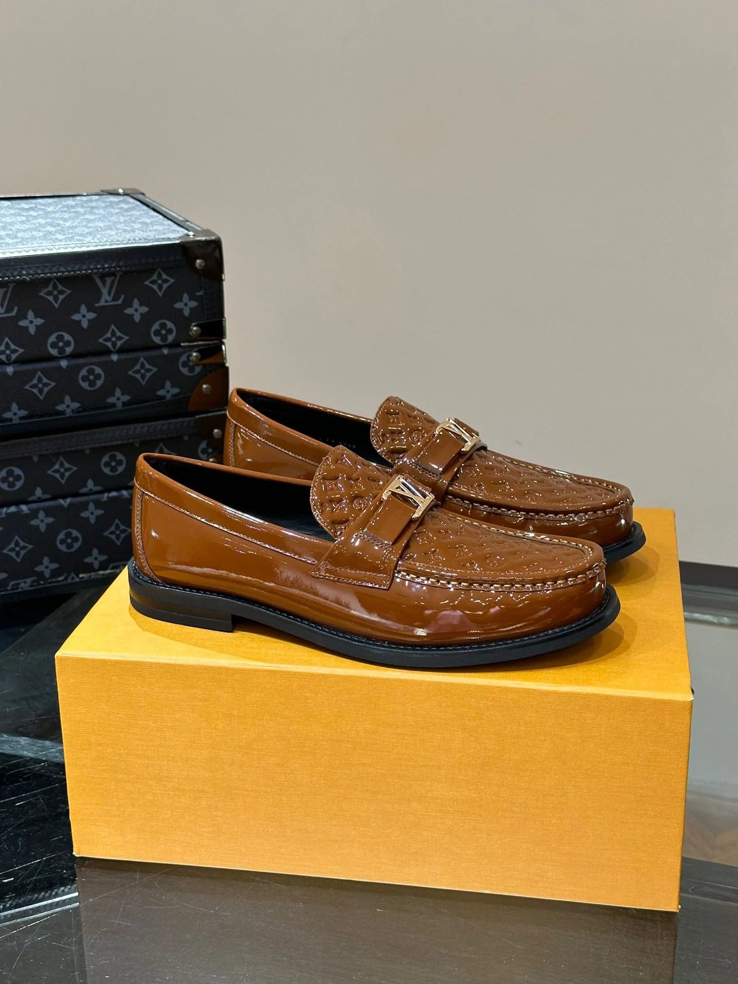 LV LOAFER