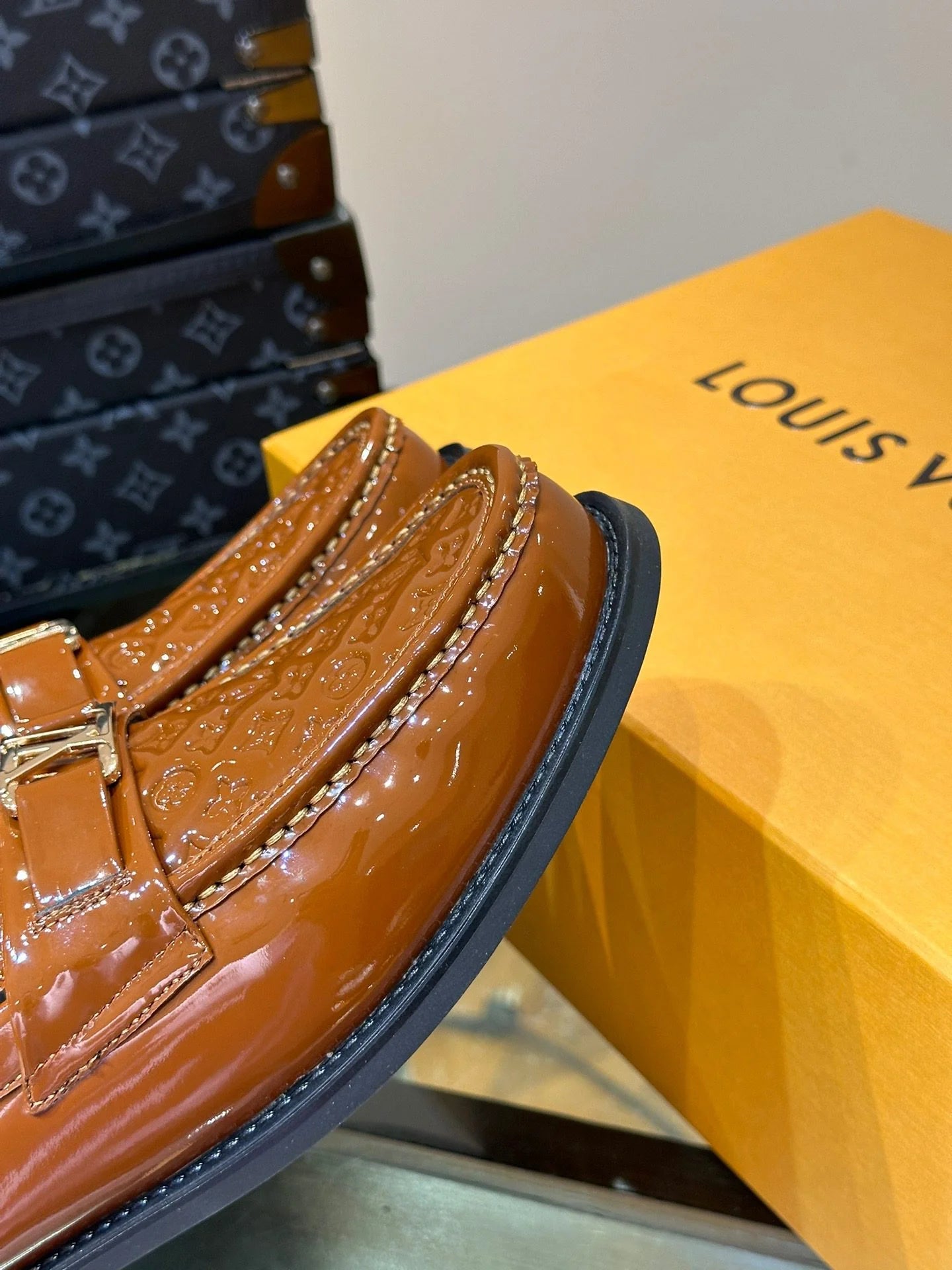 LV LOAFER
