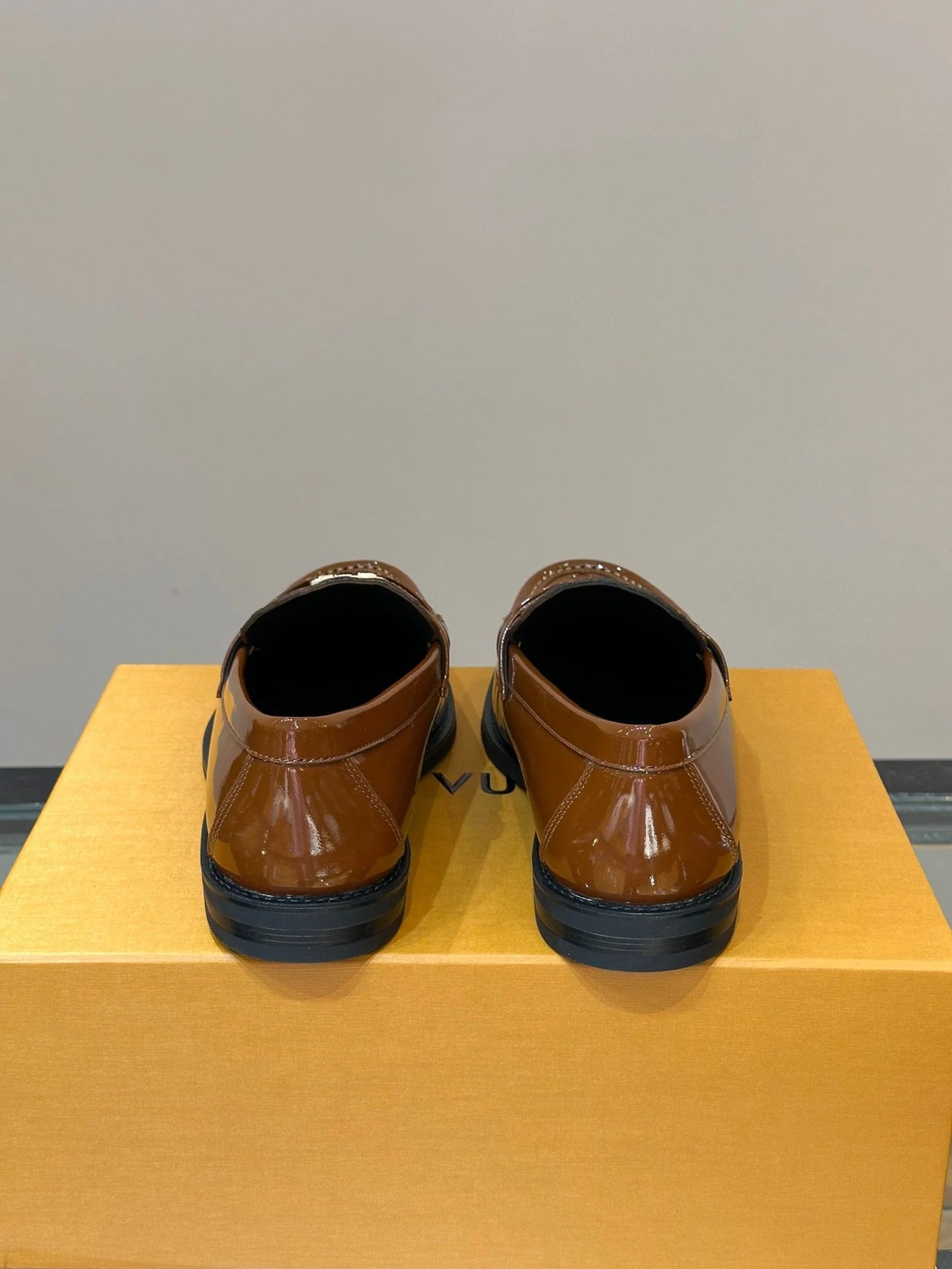 LV LOAFER
