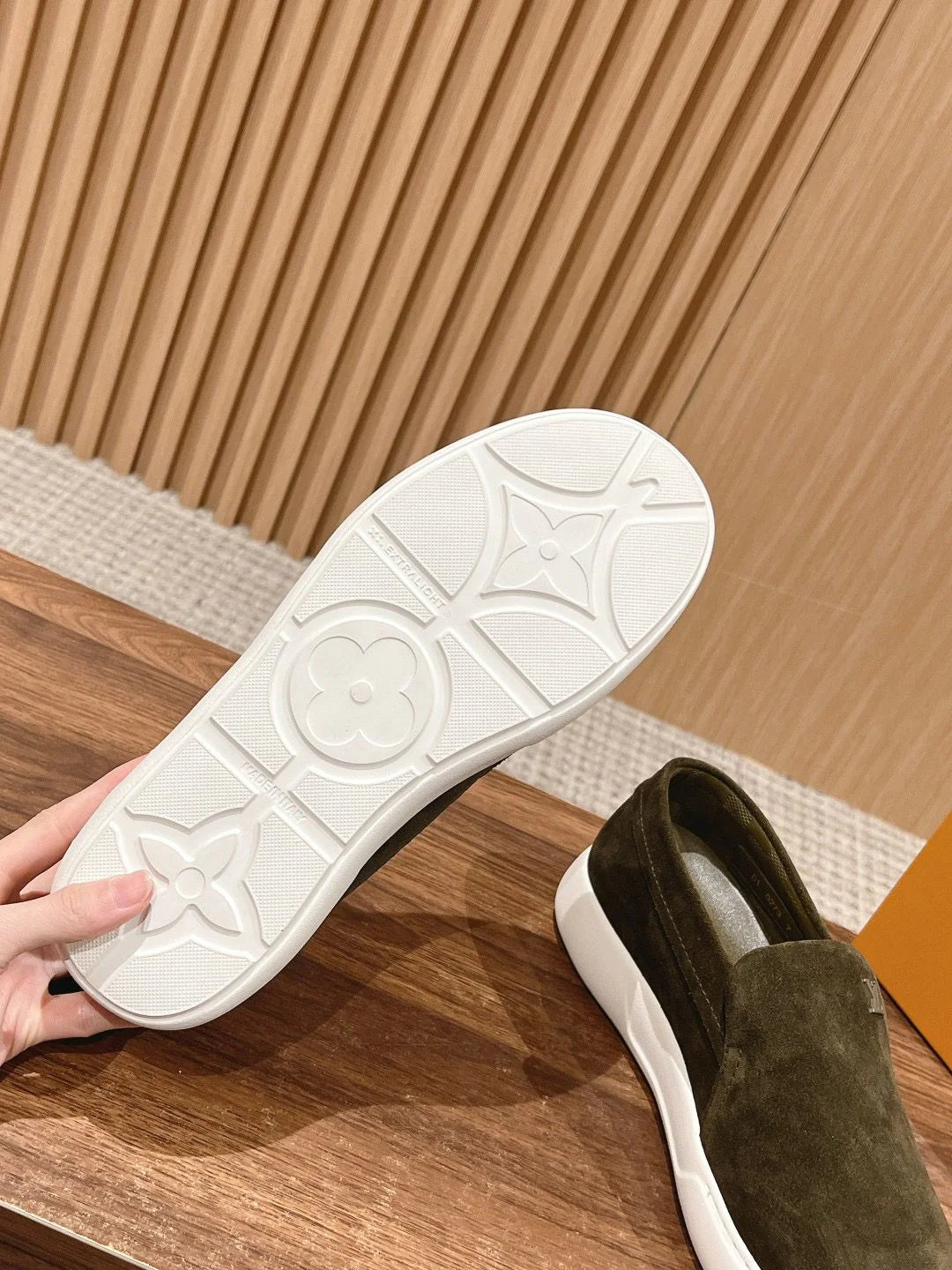 LV LOAFER