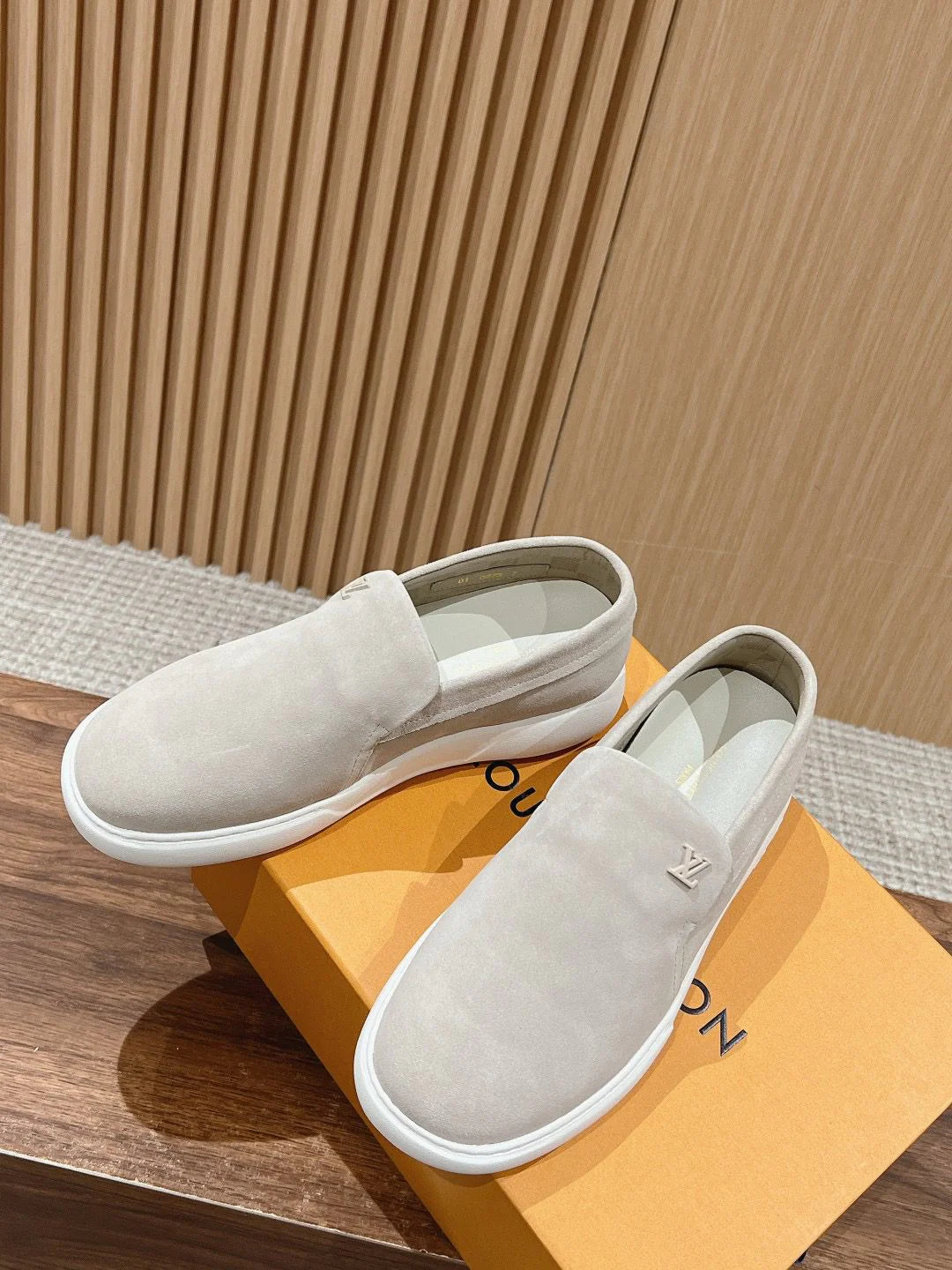 LV LOAFER
