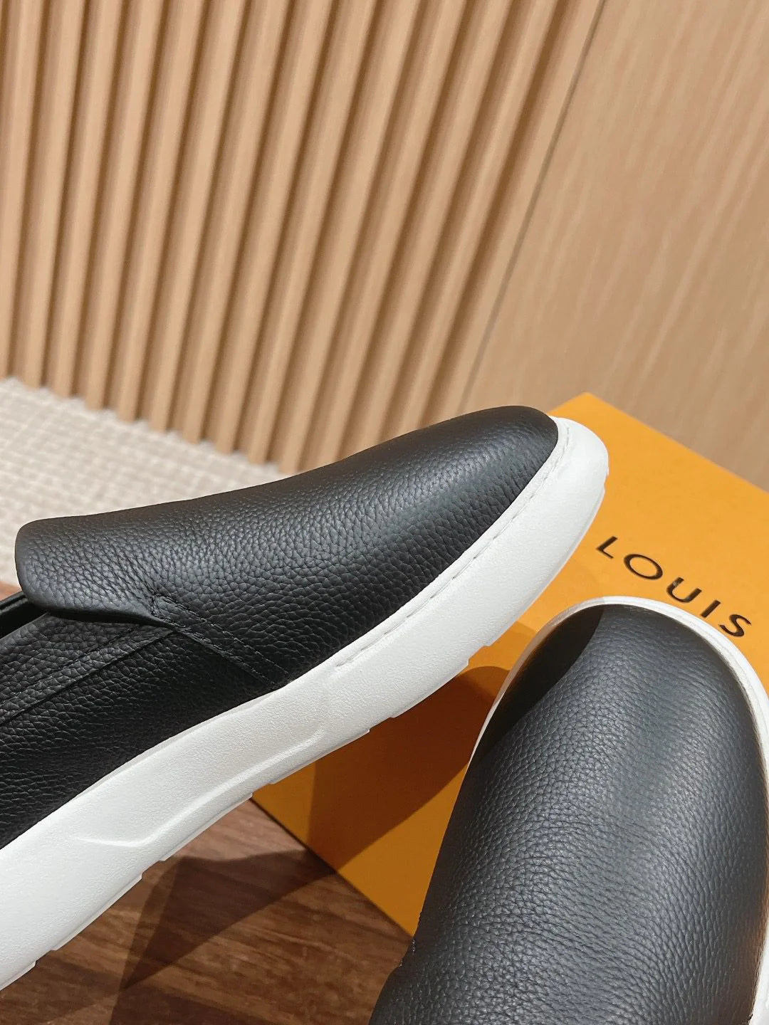 LV LOAFER