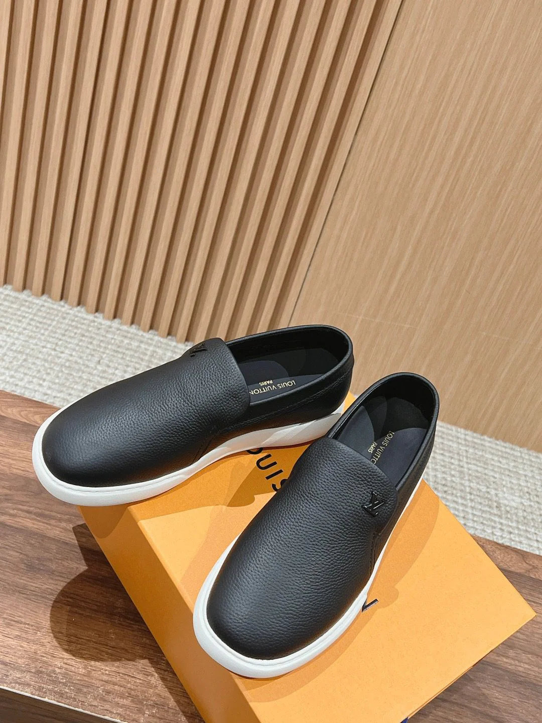 LV LOAFER