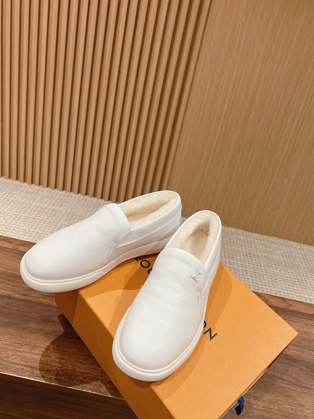 LV LOAFER