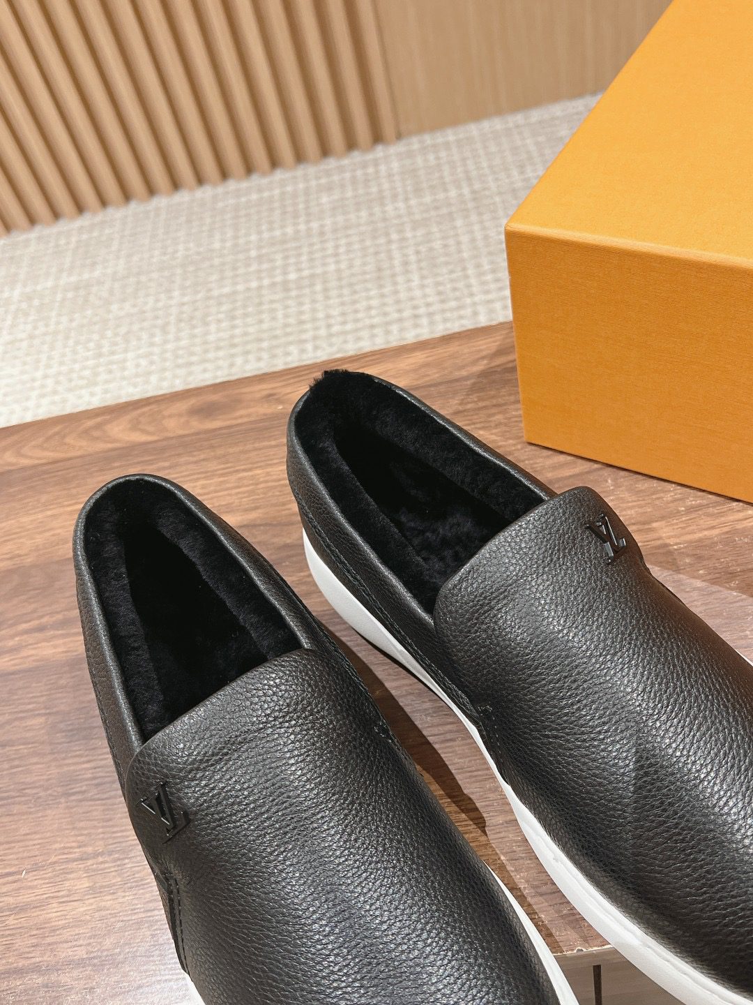 LV LOAFER