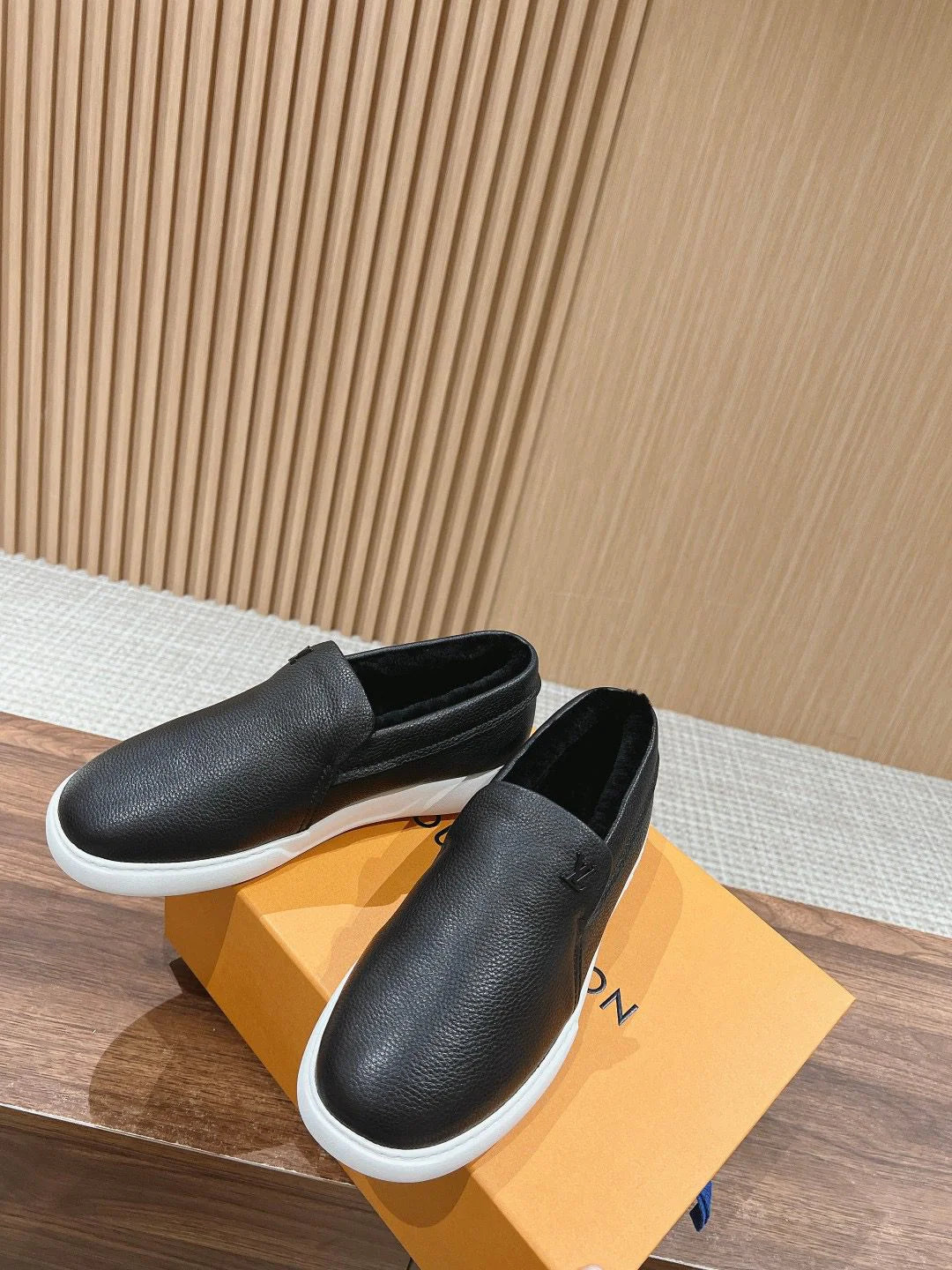LV LOAFER