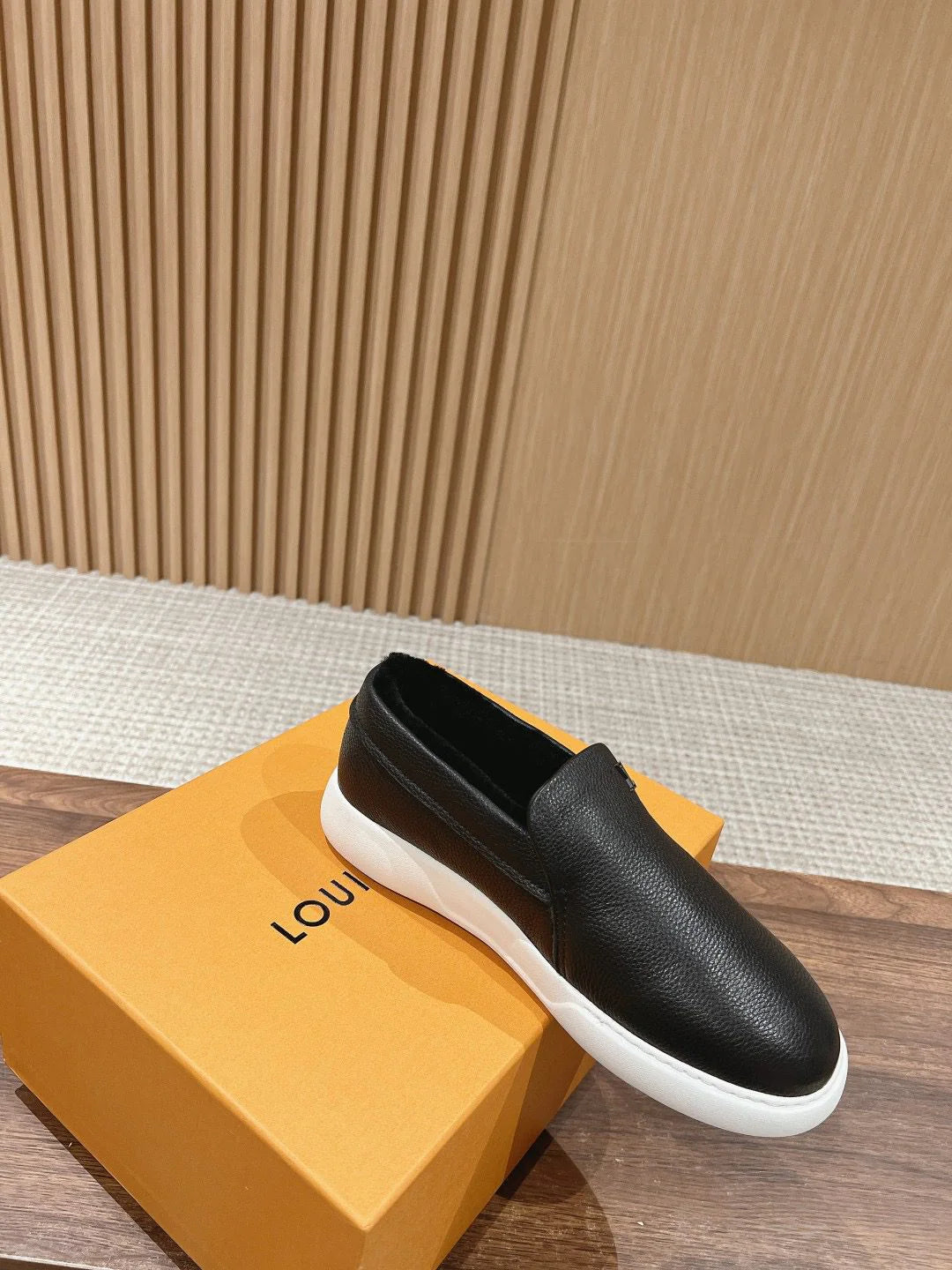 LV LOAFER