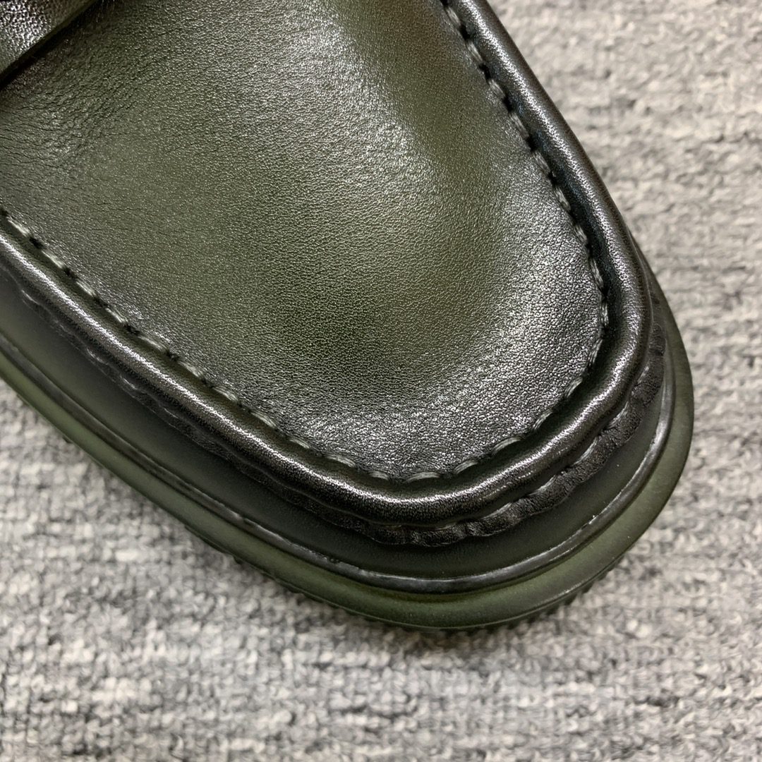 LV LOAFER