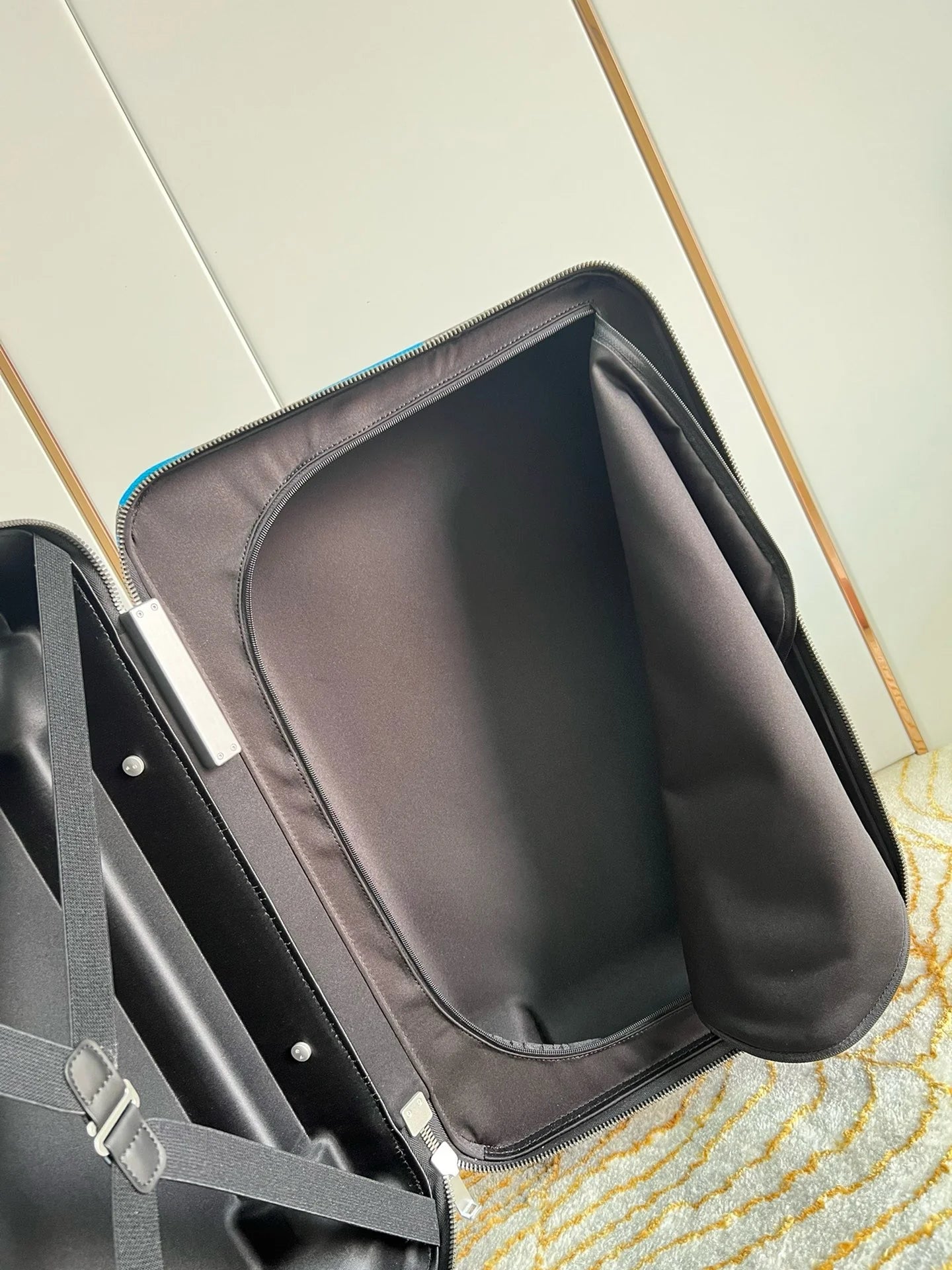 LV LUGGAGE