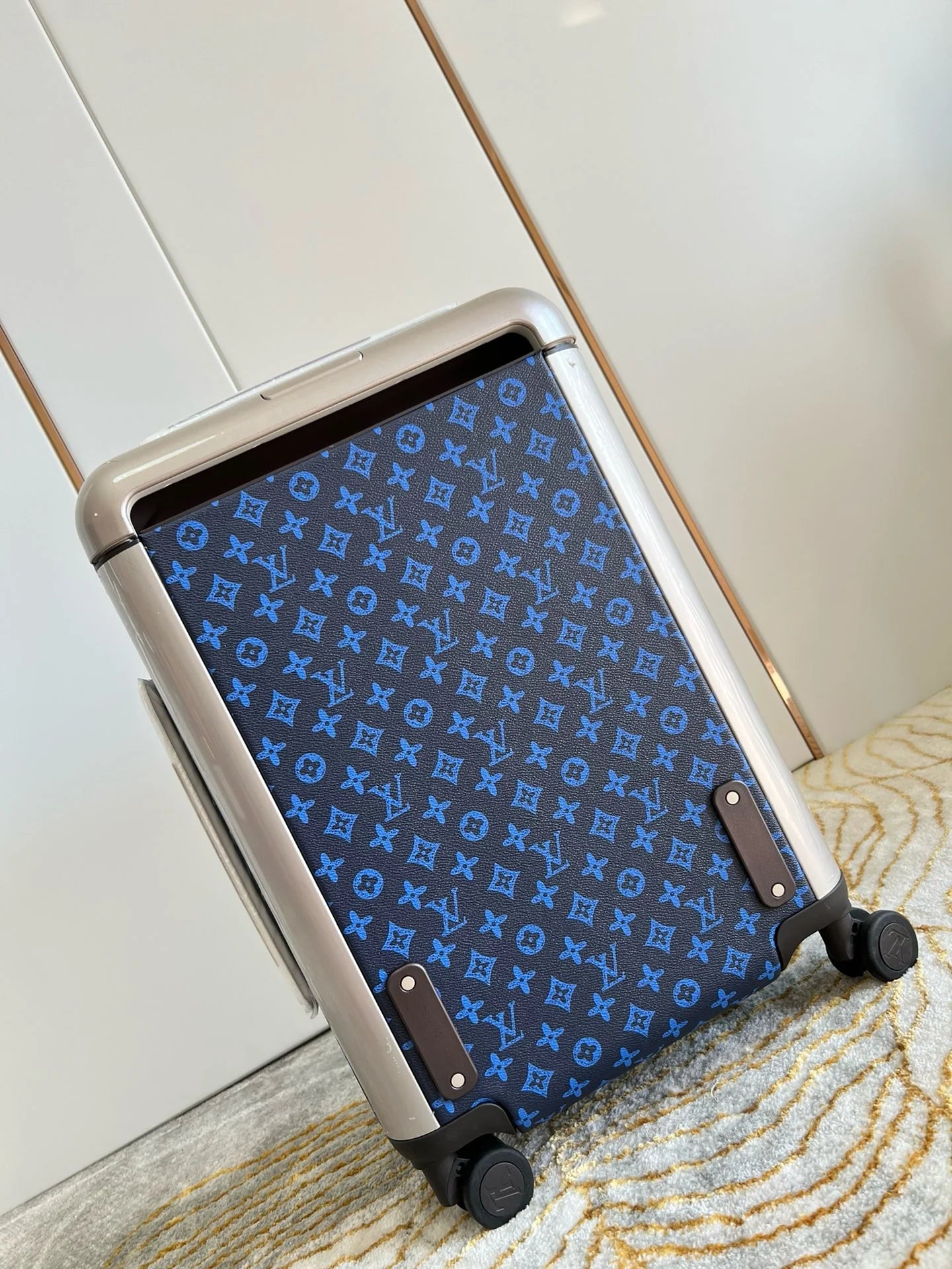 LV LUGGAGE