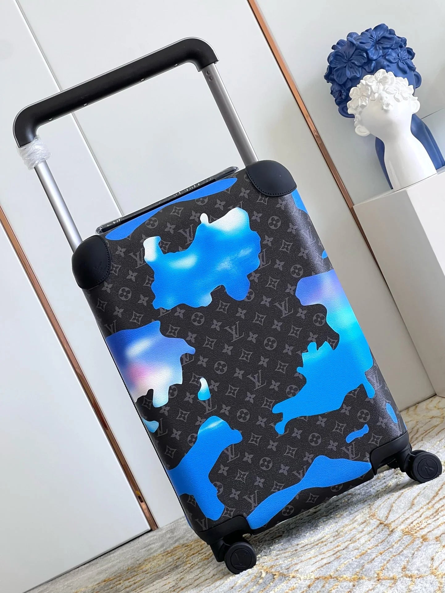 LV LUGGAGE