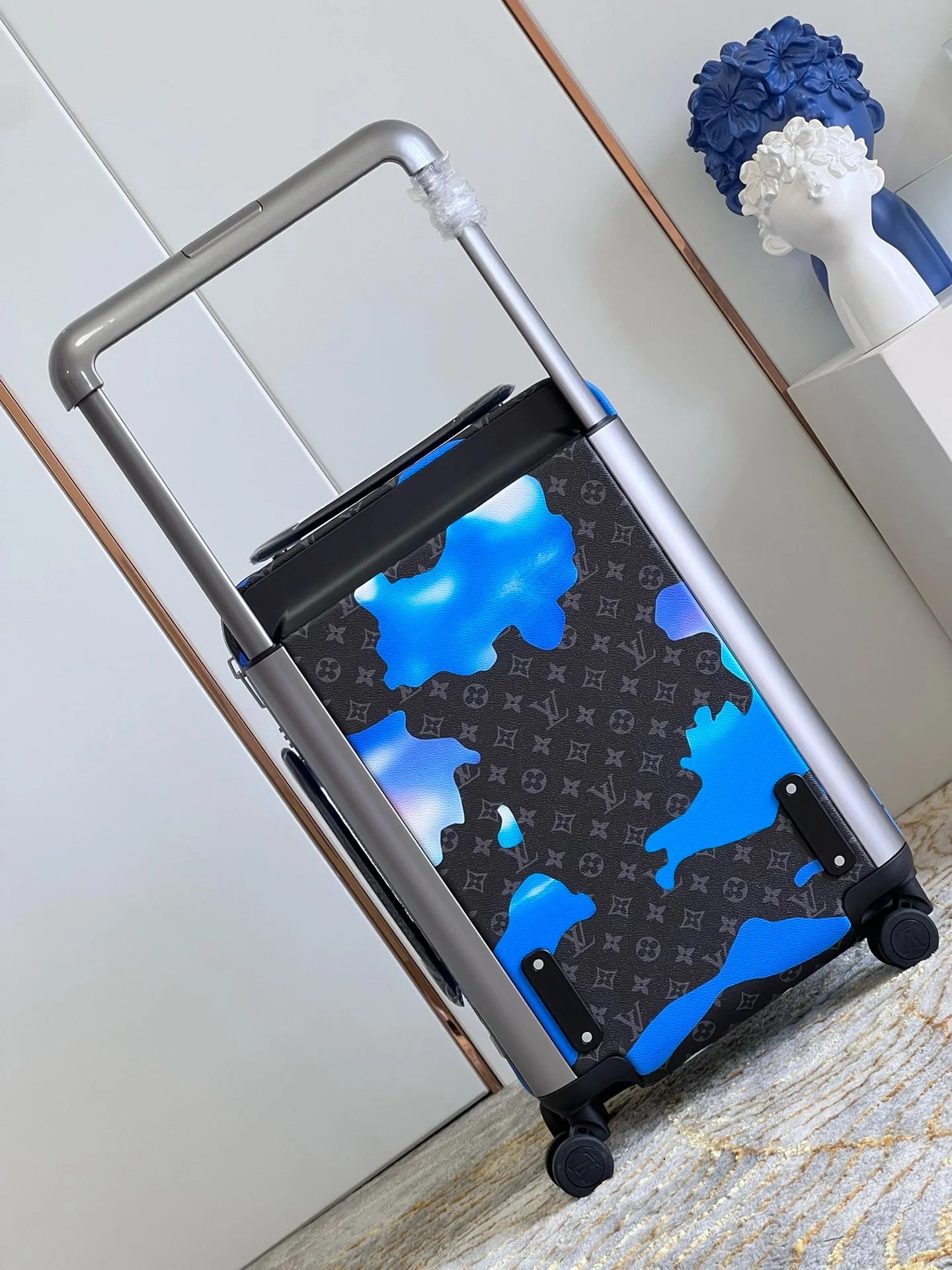 LV LUGGAGE