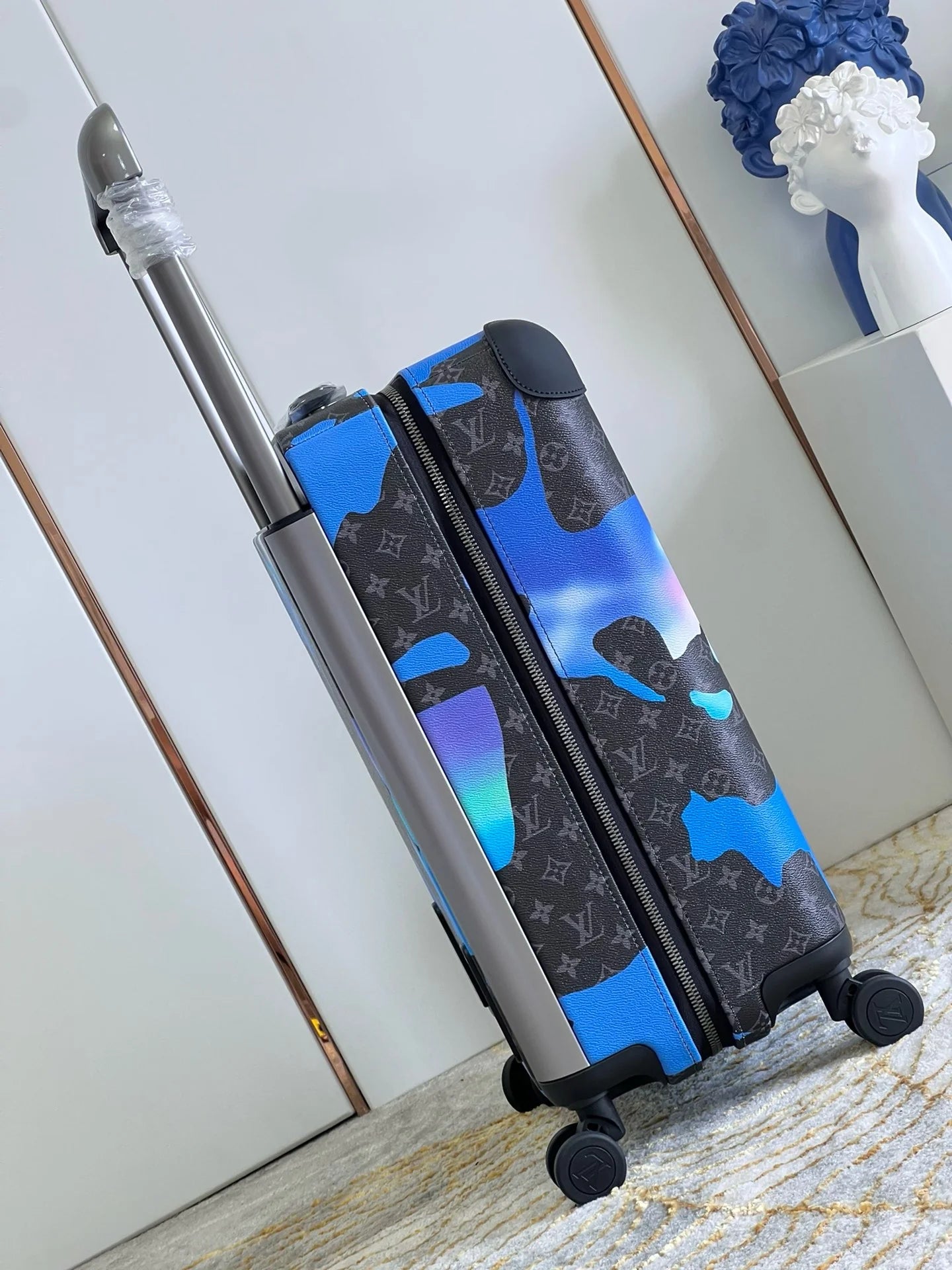 LV LUGGAGE