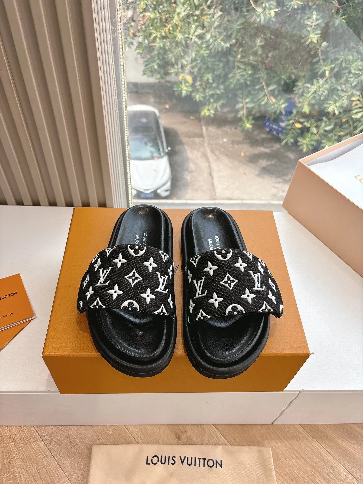 LV SANDAL