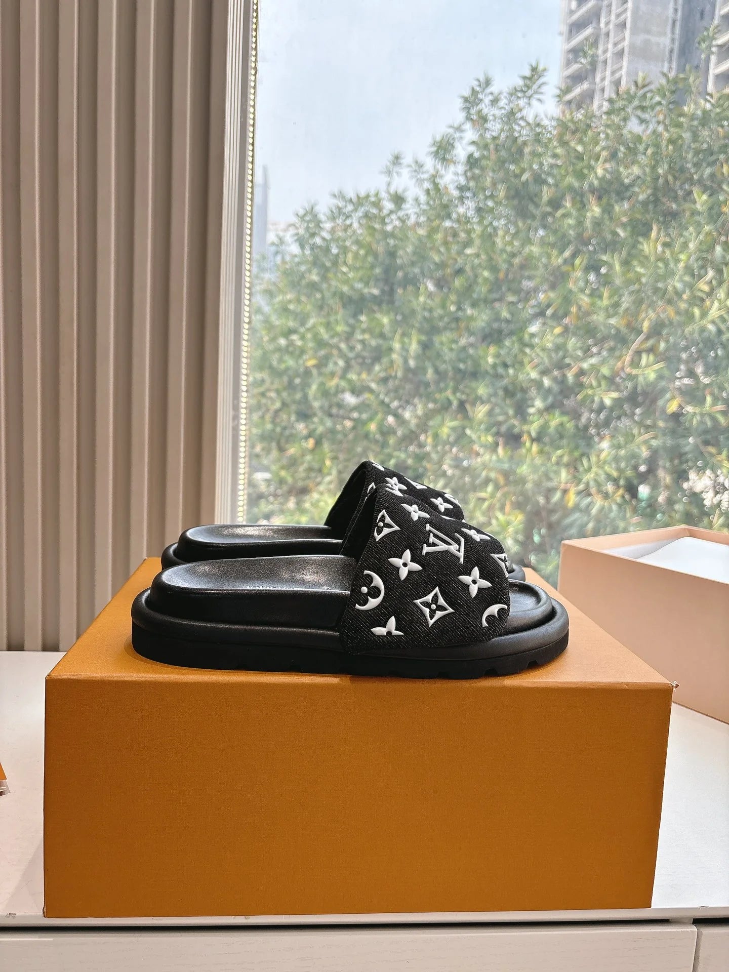 LV SANDAL