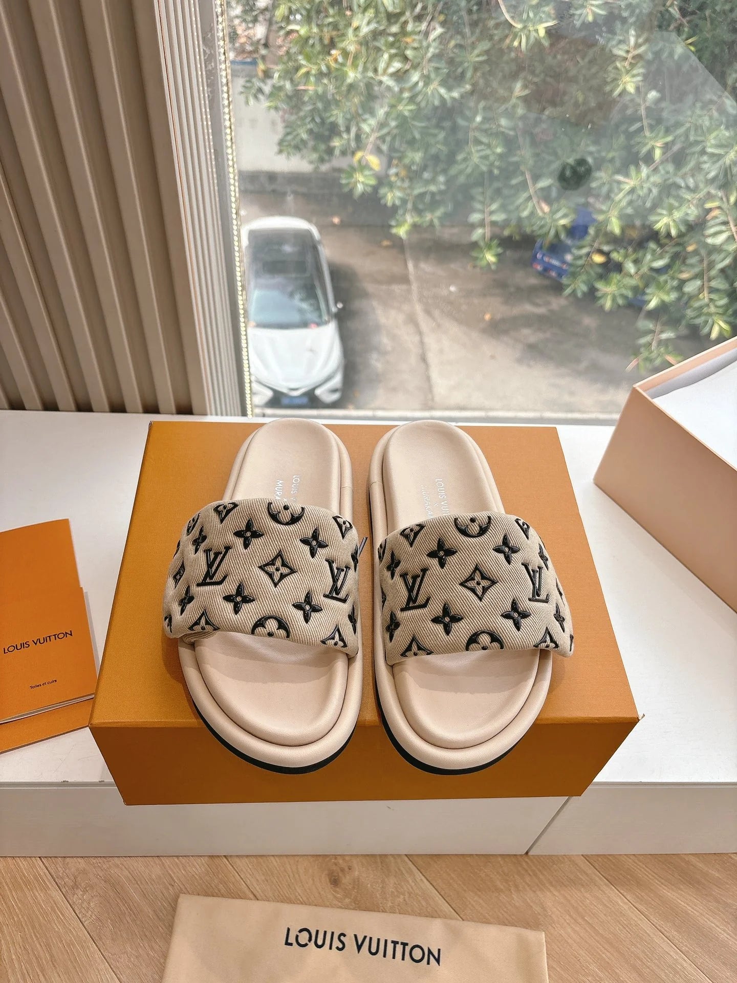 LV SANDAL