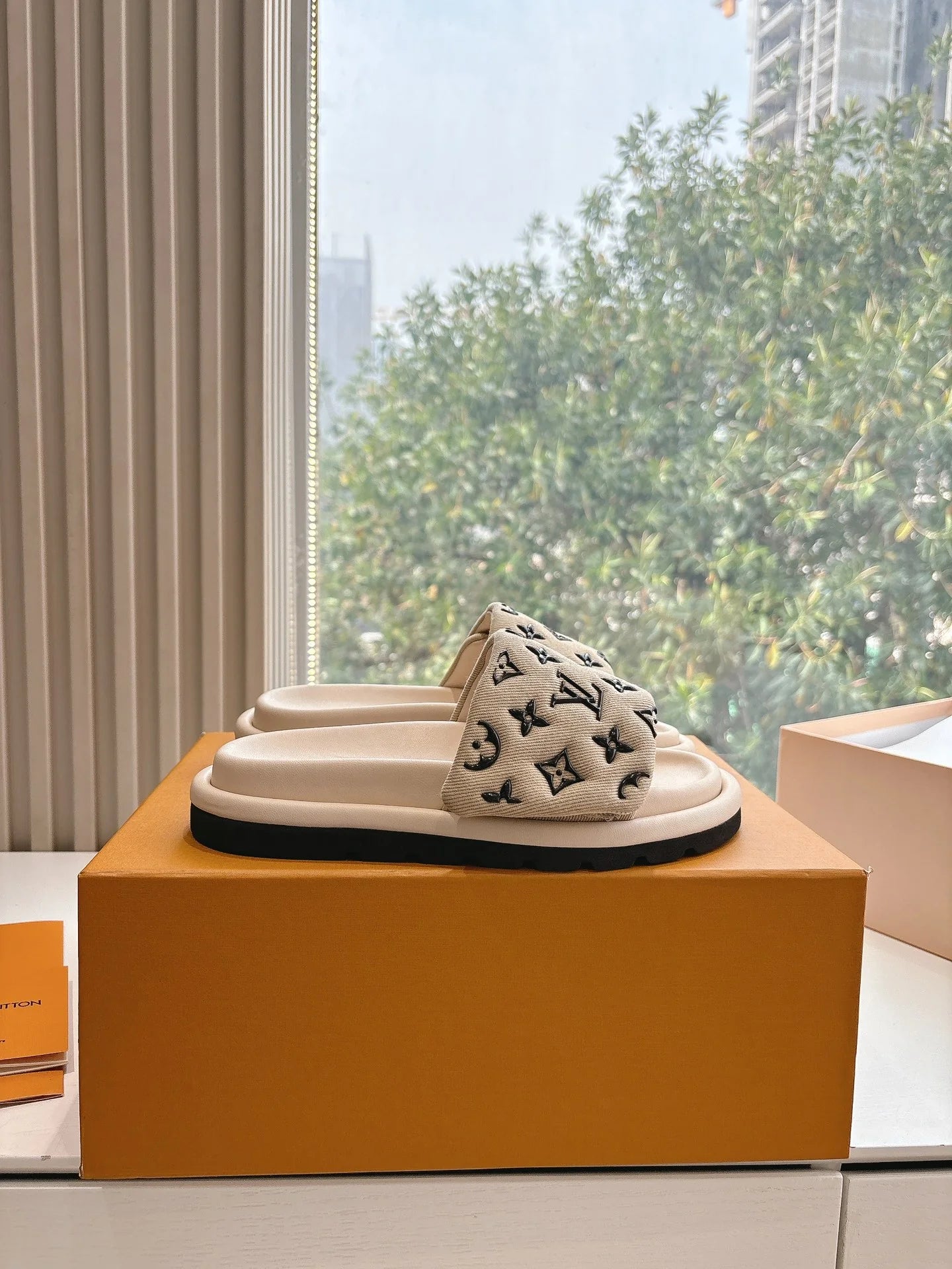 LV SANDAL