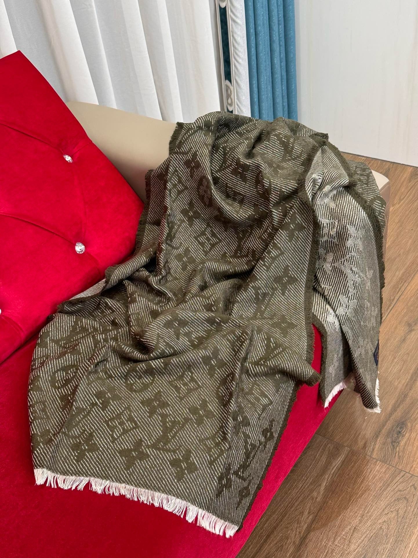 LV SCARF