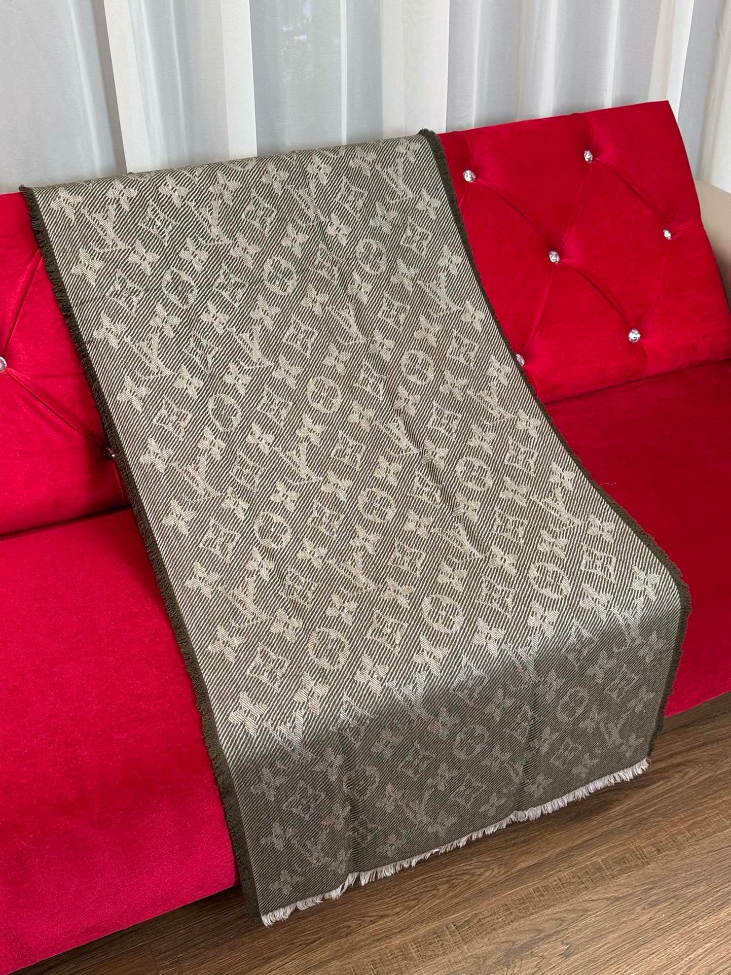 LV SCARF