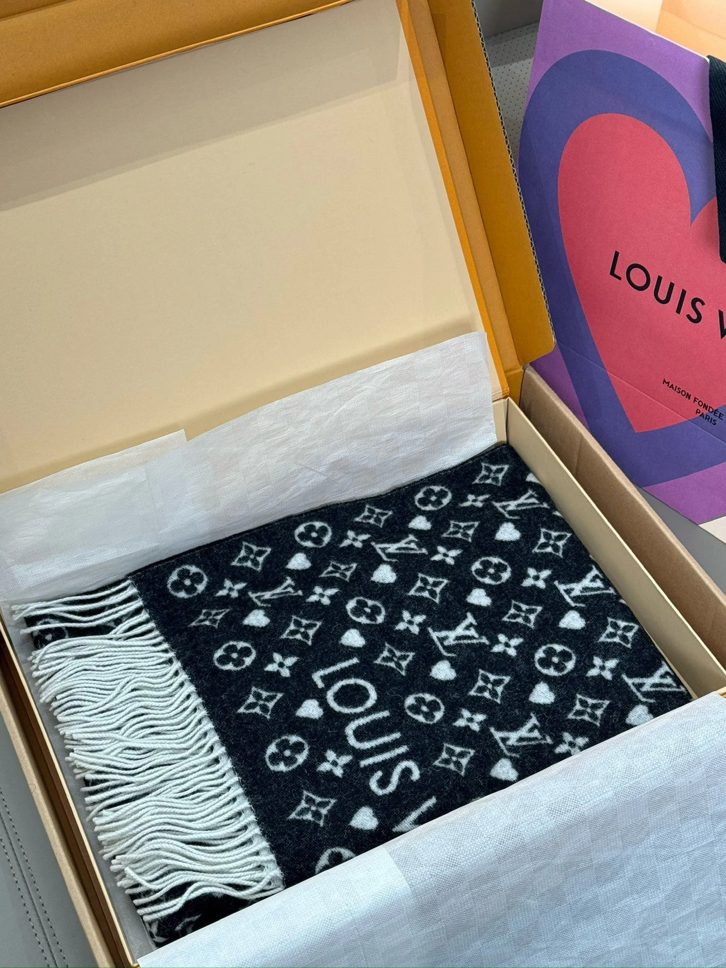 LV SCARF