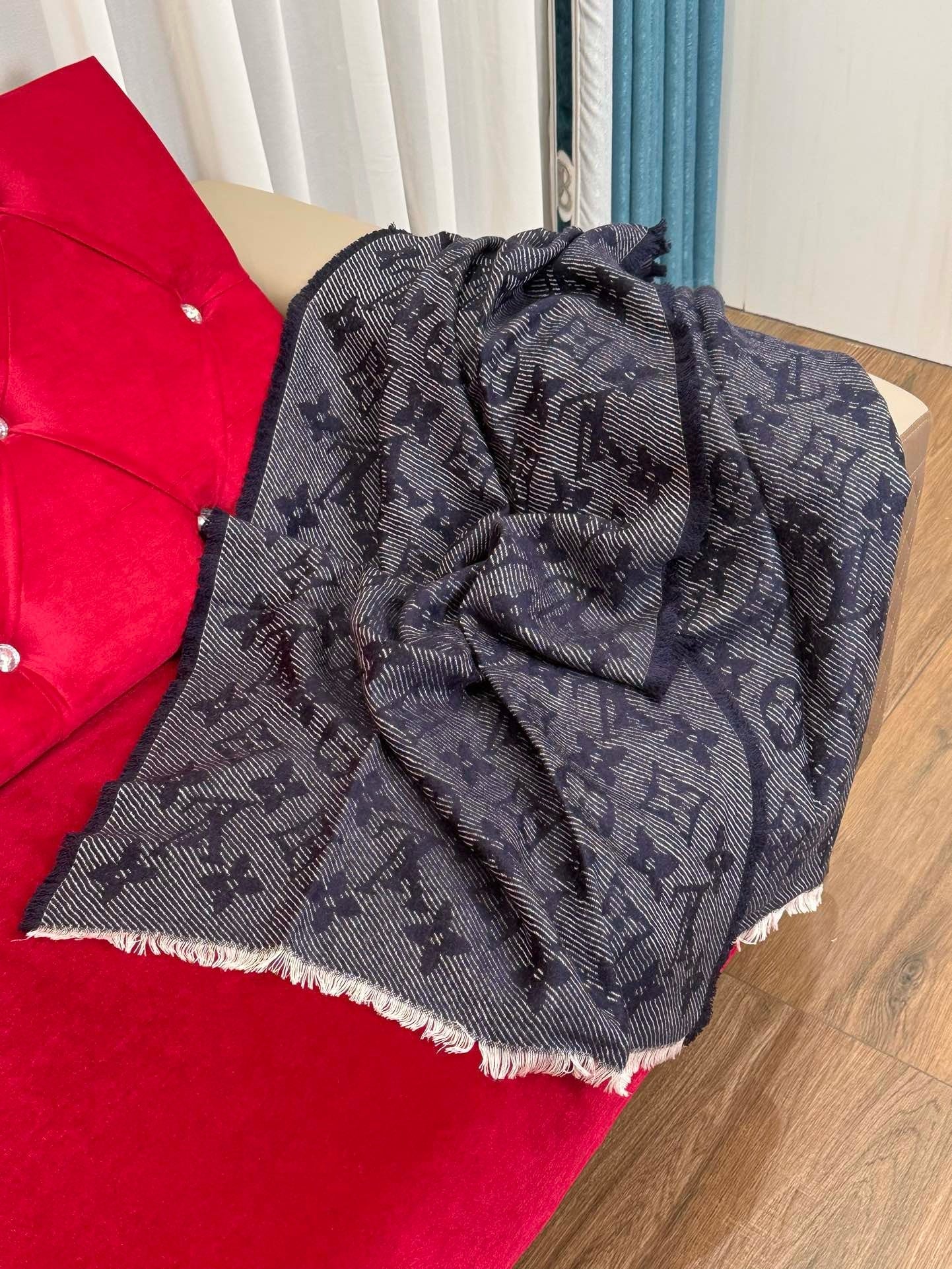 LV SCARF
