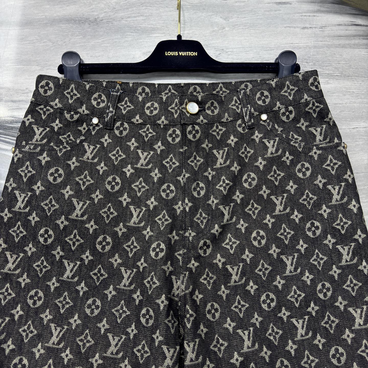 LV SHORTS