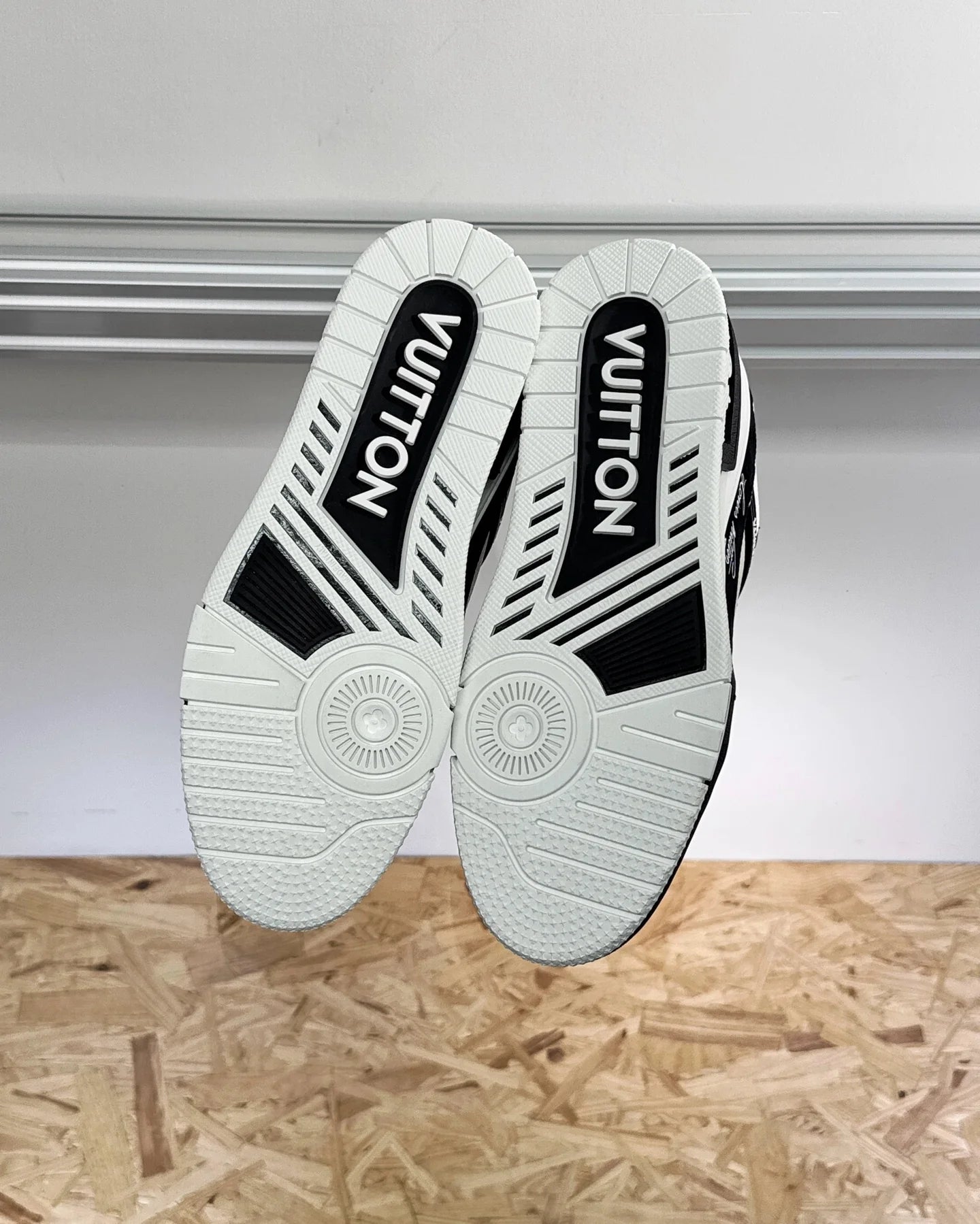 LV SNEAKER