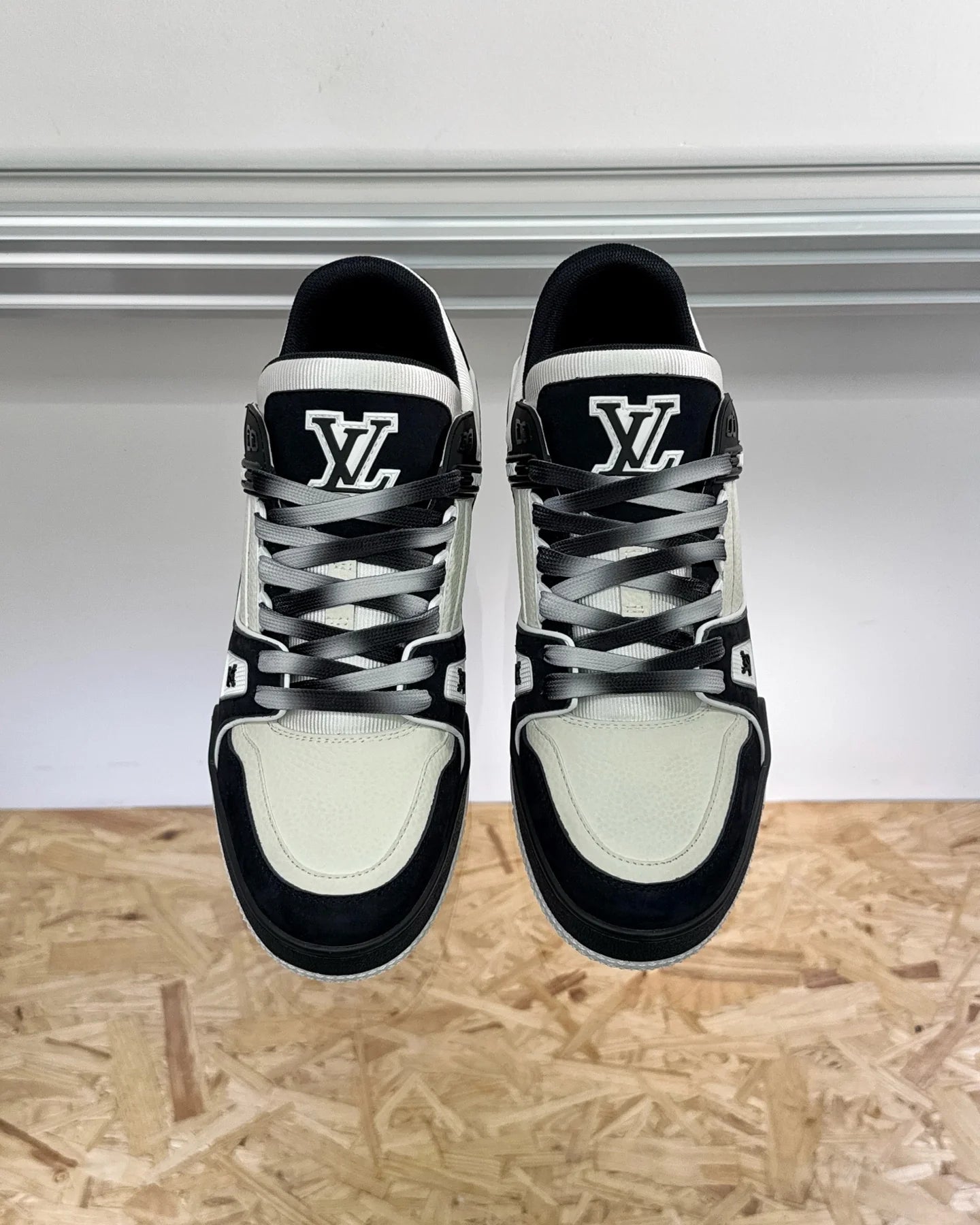 LV SNEAKER