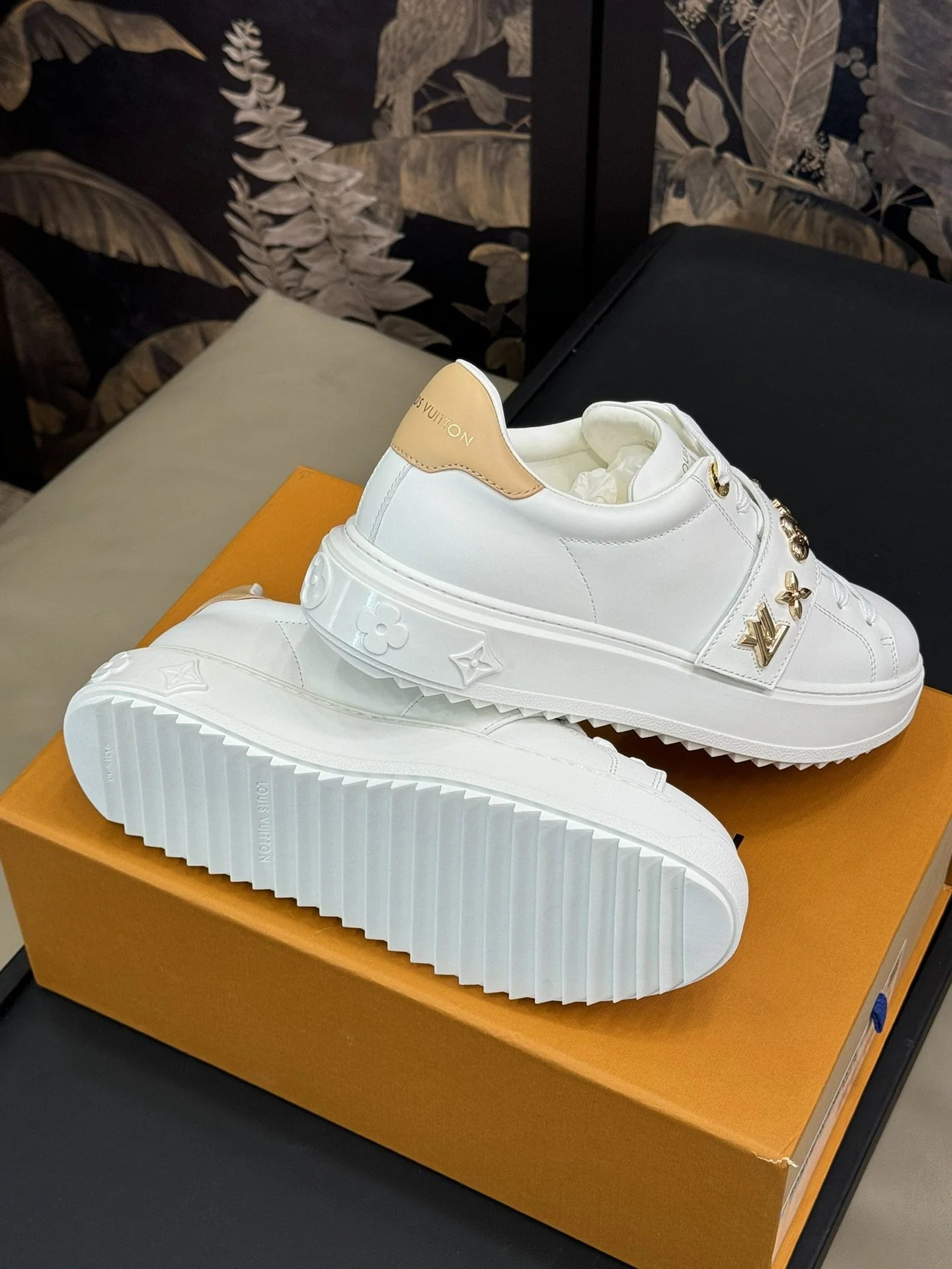 LV SNEAKER