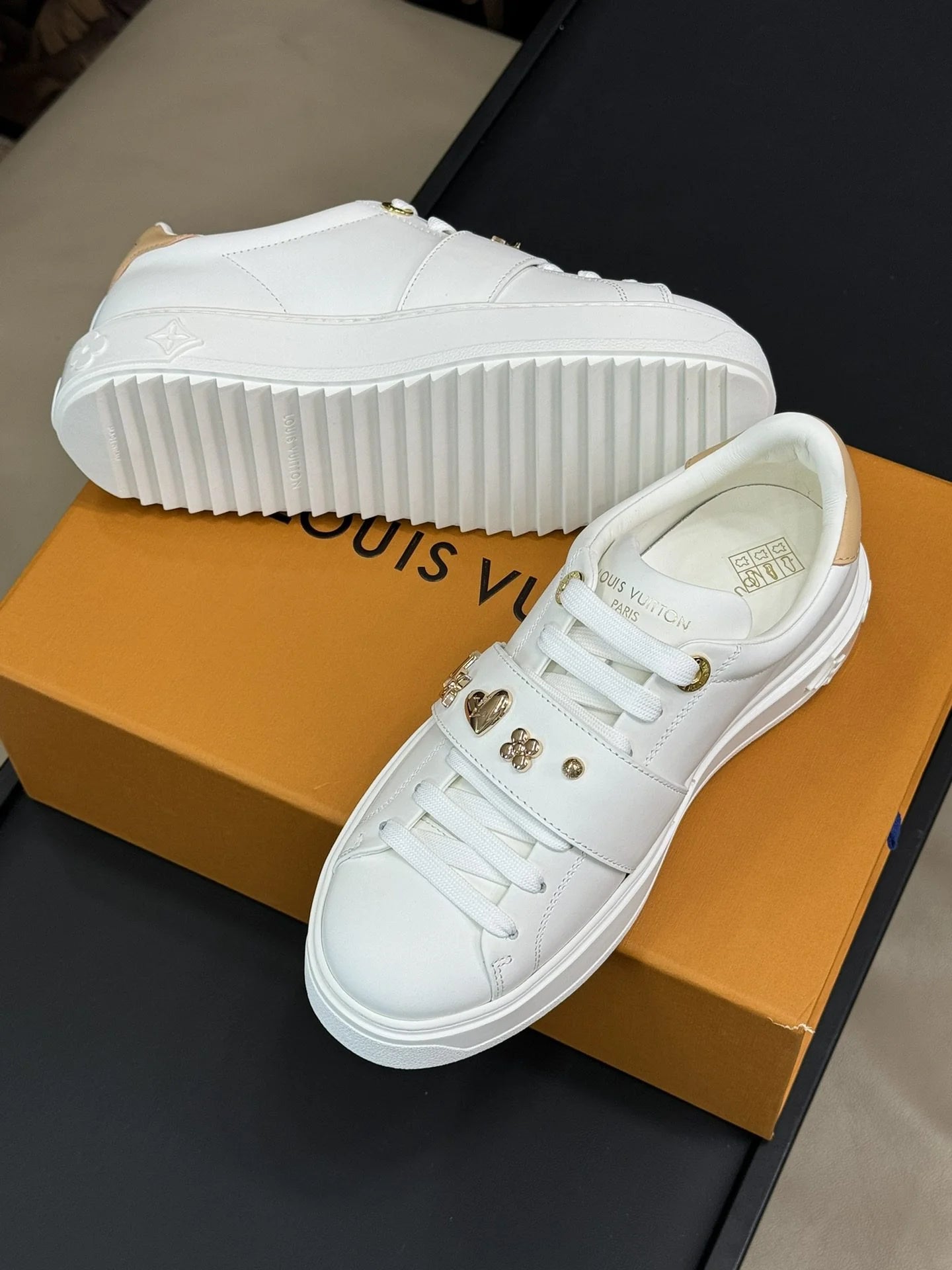 LV SNEAKER