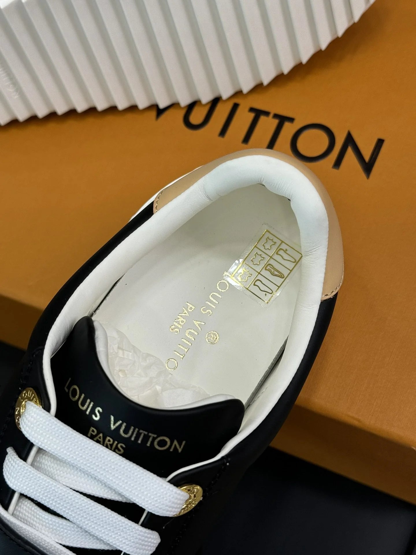 LV SNEAKER
